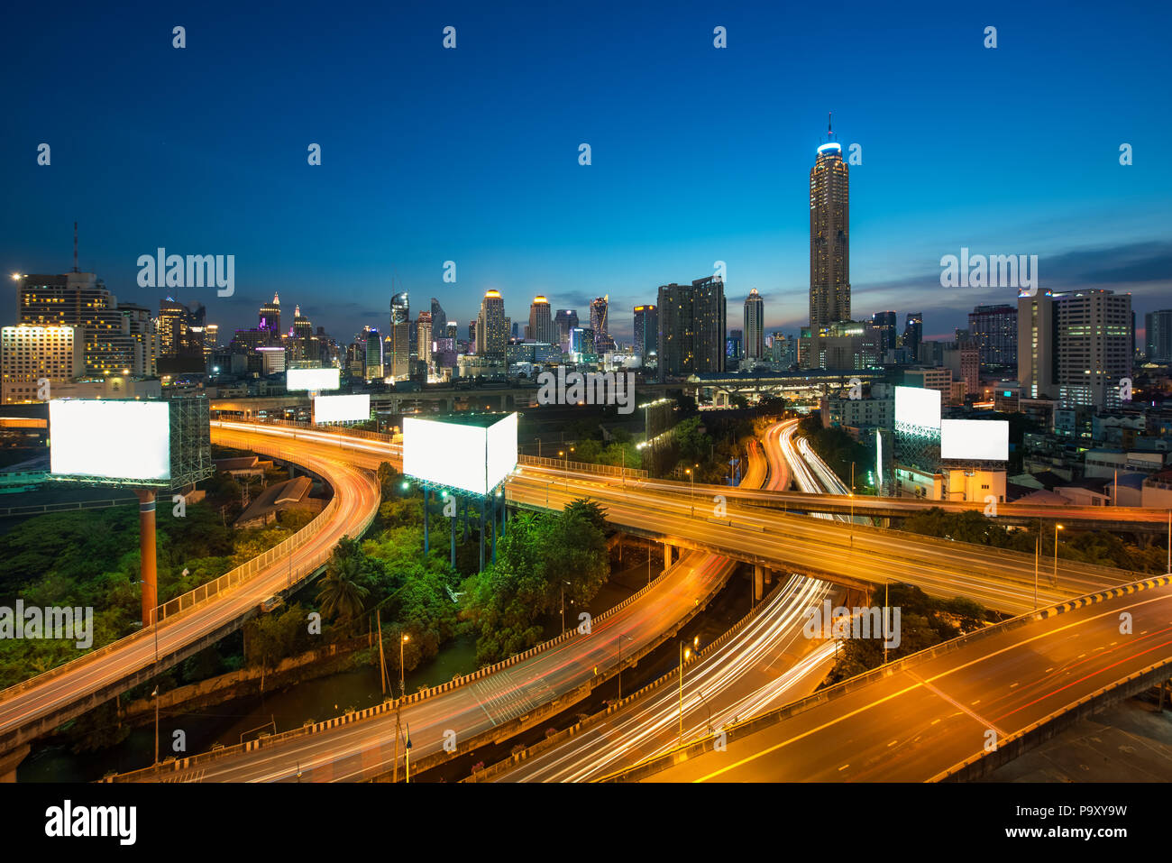 Panoramablick auf die Stadt Bangkok Gebäude moderne Geschäftsviertel mit Expressway in der Innenstadt in der Dämmerung in Bangkok, Thailand. Stockfoto
