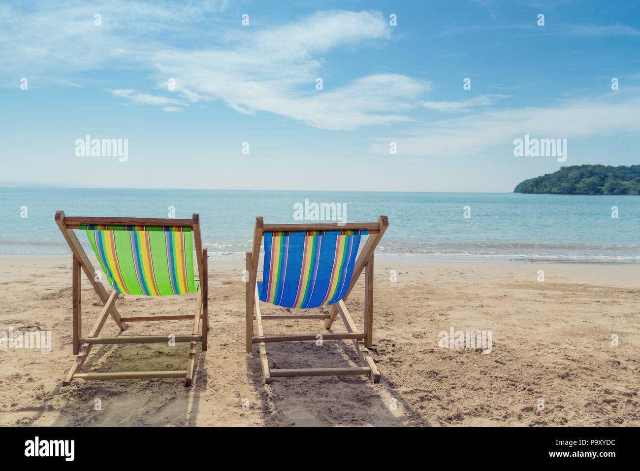 Zwei Liegen auf dem weißen Sand mit blauem Himmel und Sommer Meer Hintergrund. Sommer, Ferien, Reisen und Urlaub. Stockfoto Zwei Liegen auf dem weißen Sand mit blauem Himmel und Sommer Meer Hintergrund. Sommer, Ferien, Reisen und Urlaub. Stockfoto