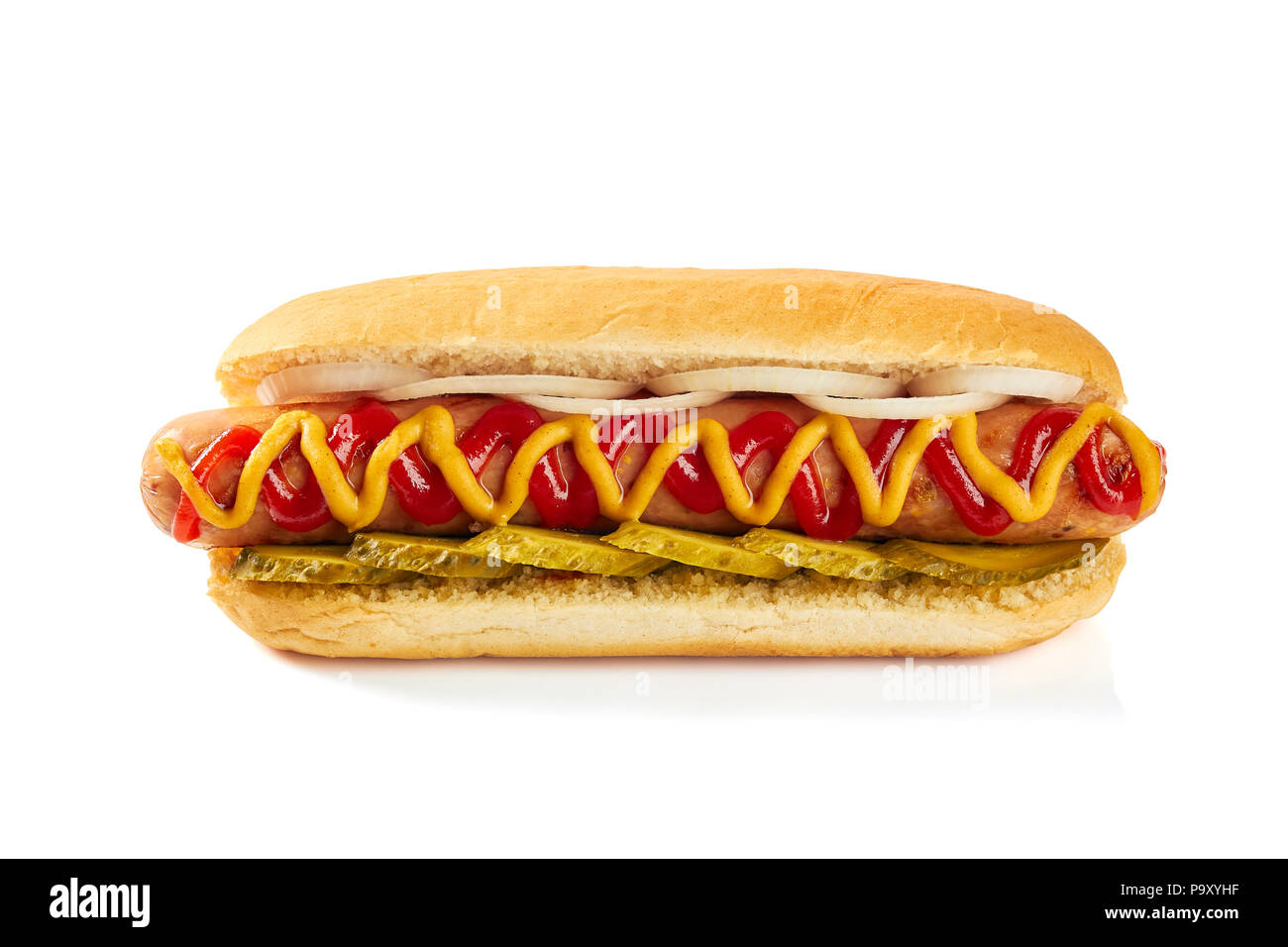 Hot Dog mit mit Gurken und Zwiebeln auf Weiß Stockfoto