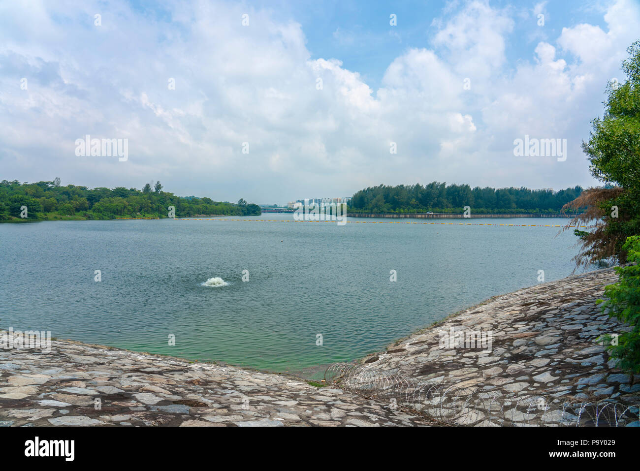 Singapur - 15. Juli 2018: Wasserbehälter dam. Mit einer Fläche von ca. 710 km2 und wachsenden urbanen Gebieten, Singapur fehlt der Raum zu sammeln und zu speichern. Stockfoto