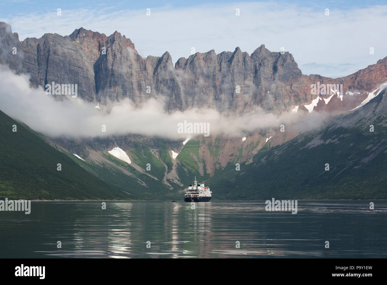 Kreuzfahrtschiff in Schloss Bay, Alaska Stockfoto