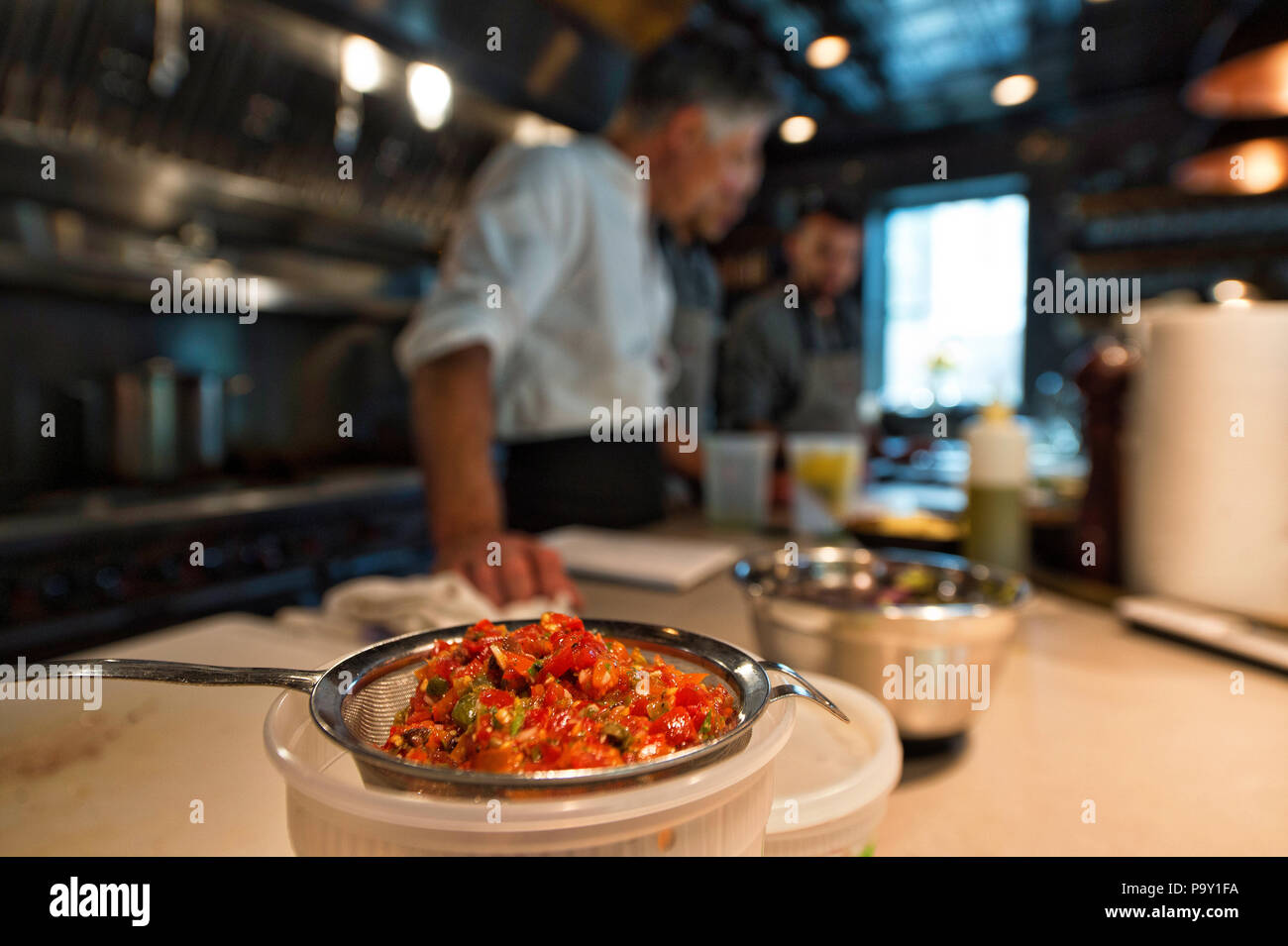 UNITED STATES: 19. Juli 2018: Chef John MacPherson, Ethan Taylor und Connor Hartman für das Abendessen an drei Schmiede Restaurant Stockfoto