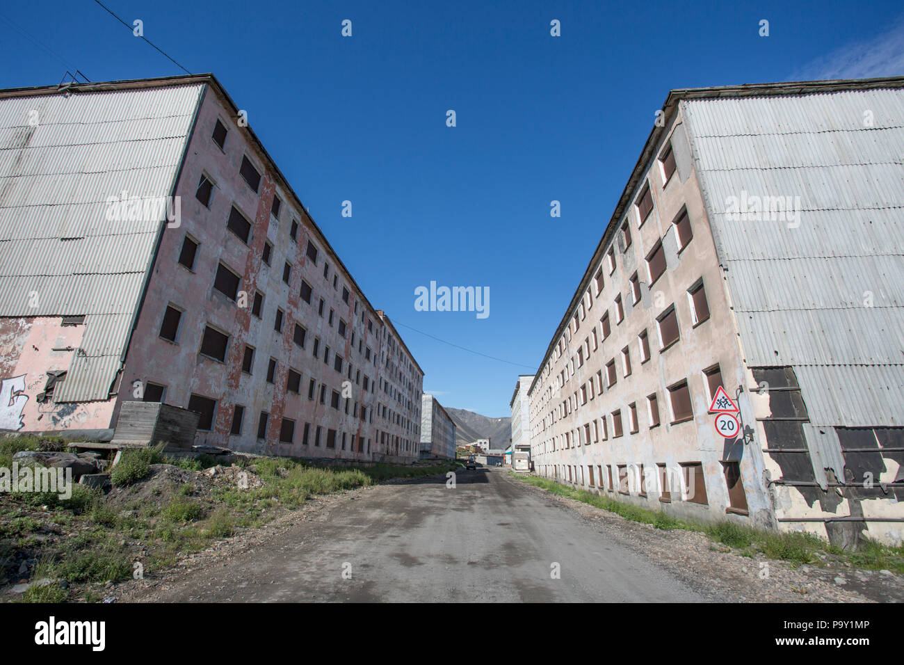 Heruntergekommene Gebäude und Straßen in Provideniya, Russland Stockfoto