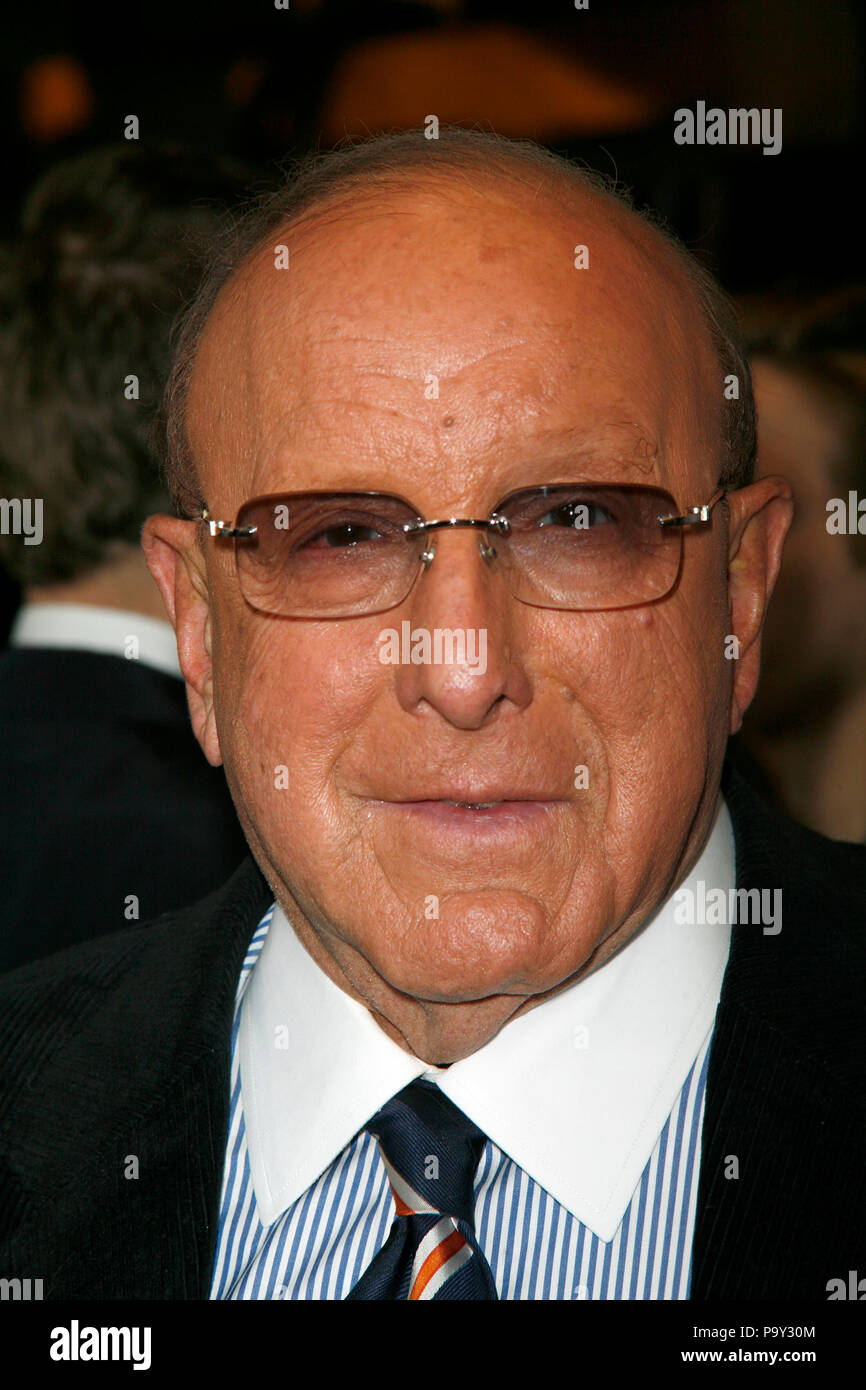 Clive Davis Ankommen für die Opening Night Performance von LEGALLY BLONDE - The Musical im Palace Theater in New York City. April 29, 2007 © Walter McBride/MediaPunch Stockfoto