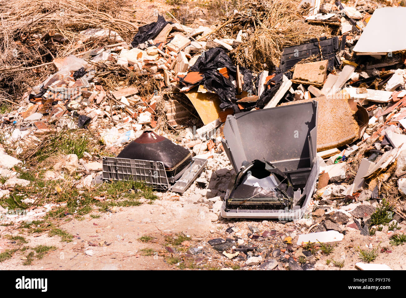 Mülltüten Mit Müll in Weißem Weiß Isoliert Stockfoto - Bild von paket,  hintergrund: 266614482