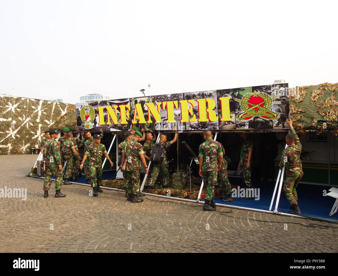 Armee und Tank bei TUGU MONUMEN NASIONAL. Reisen in Jakarta, die Hauptstadt Indonesiens. 4. Oktober, 2012 Stockfoto