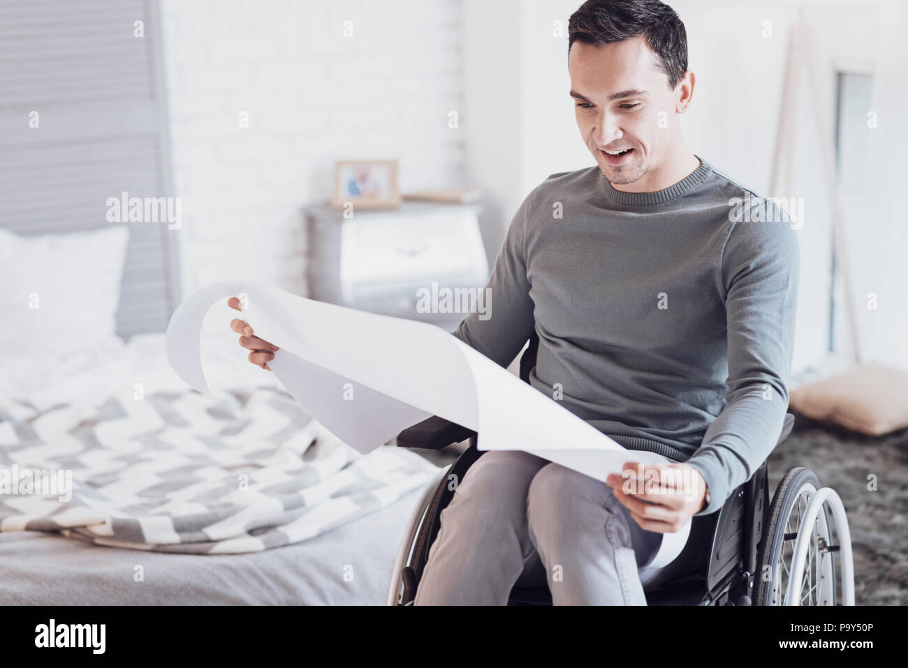 Junge Mann an der Skizze suchen begeistert Stockfoto