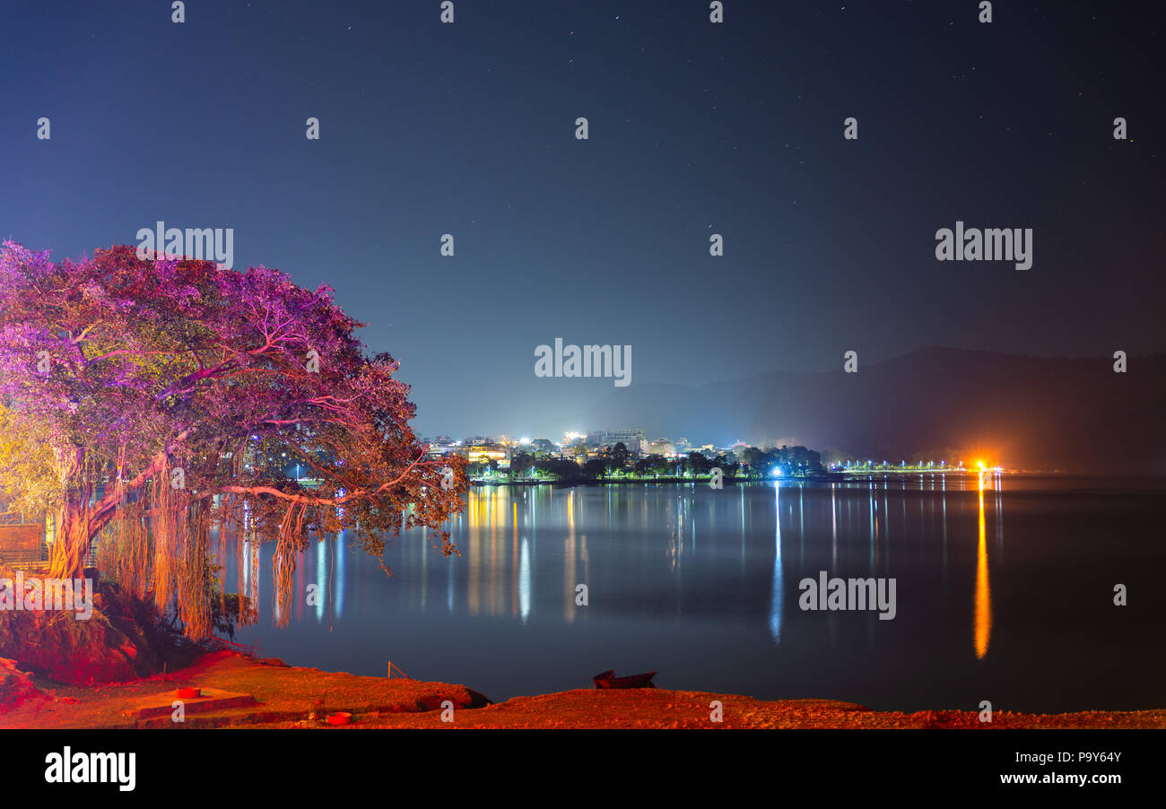 Pokhara Lakeside und Phewa See in der Nacht in Nepal Stockfoto