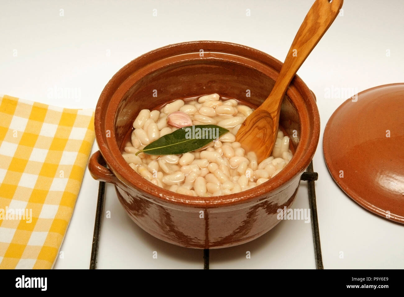 Geschmorte weiße Bohnen. Schritt für Schritt. Zubereitetes Gericht: BGA 4C2 Stockfoto