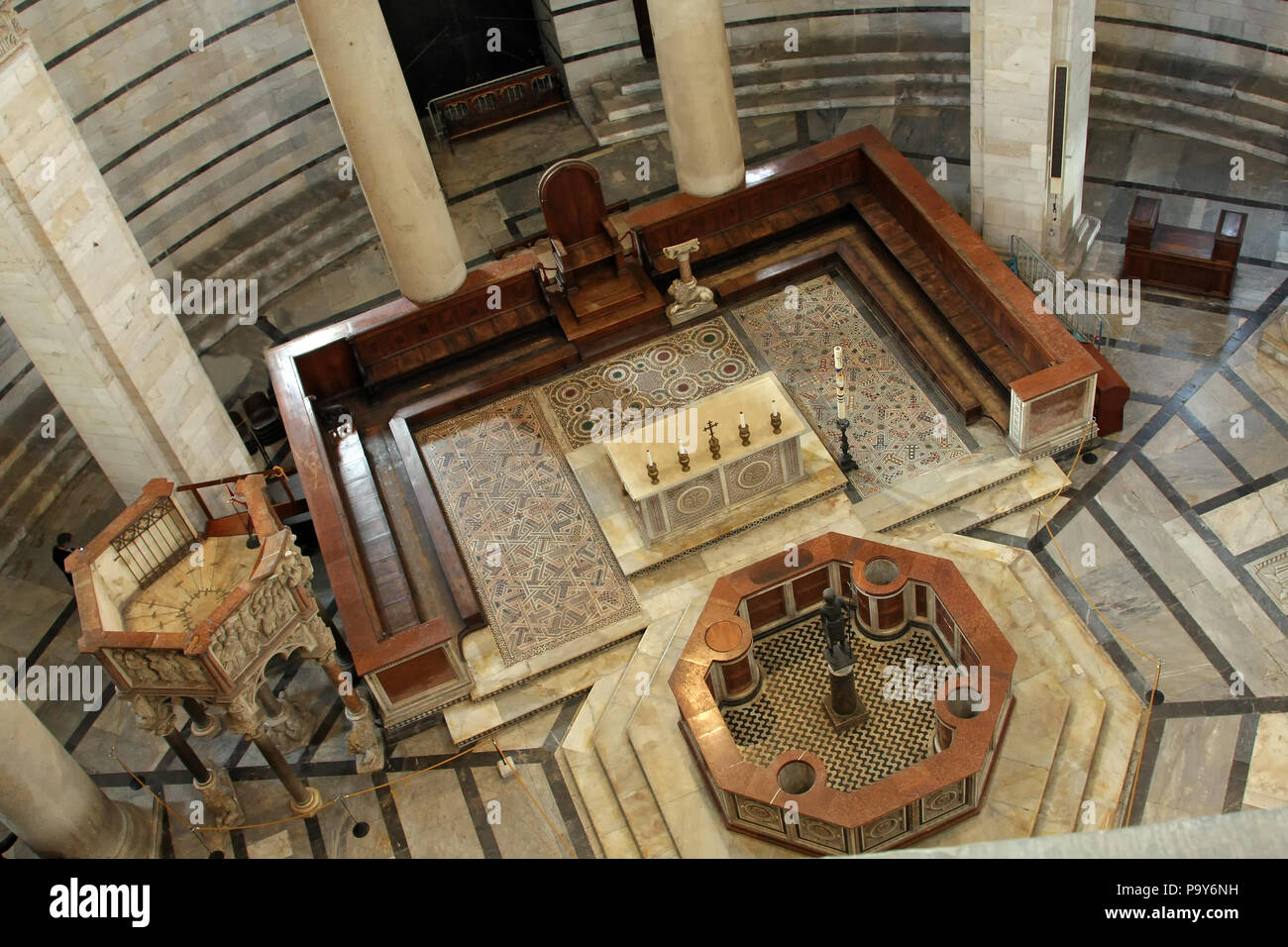 PISA, Italien - 31. OKTOBER 2009: Pisa Baptisterium Innenraum Stockfoto