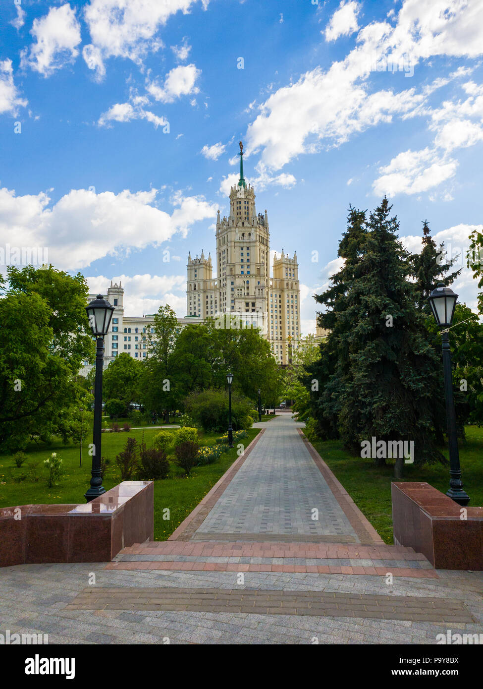 Ustyinsky Square und Wolkenkratzer auf einem kotelnicheskaya Damm in Moskau, Russland Stockfoto