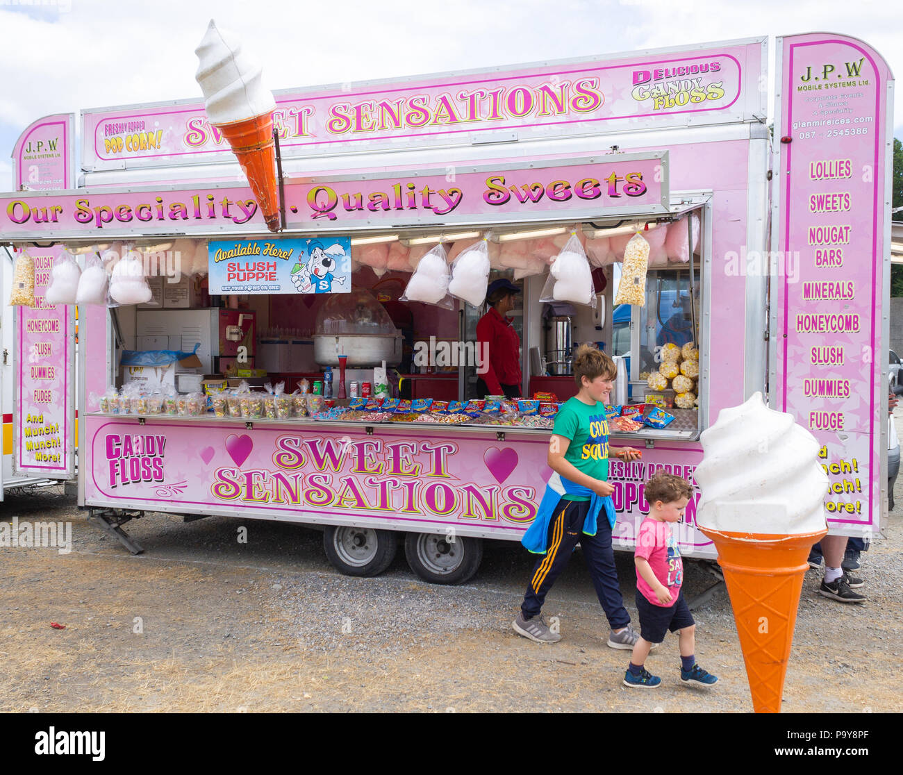 Kinder kaufen Süßigkeiten aus einem Showground abgewürgt. Stockfoto