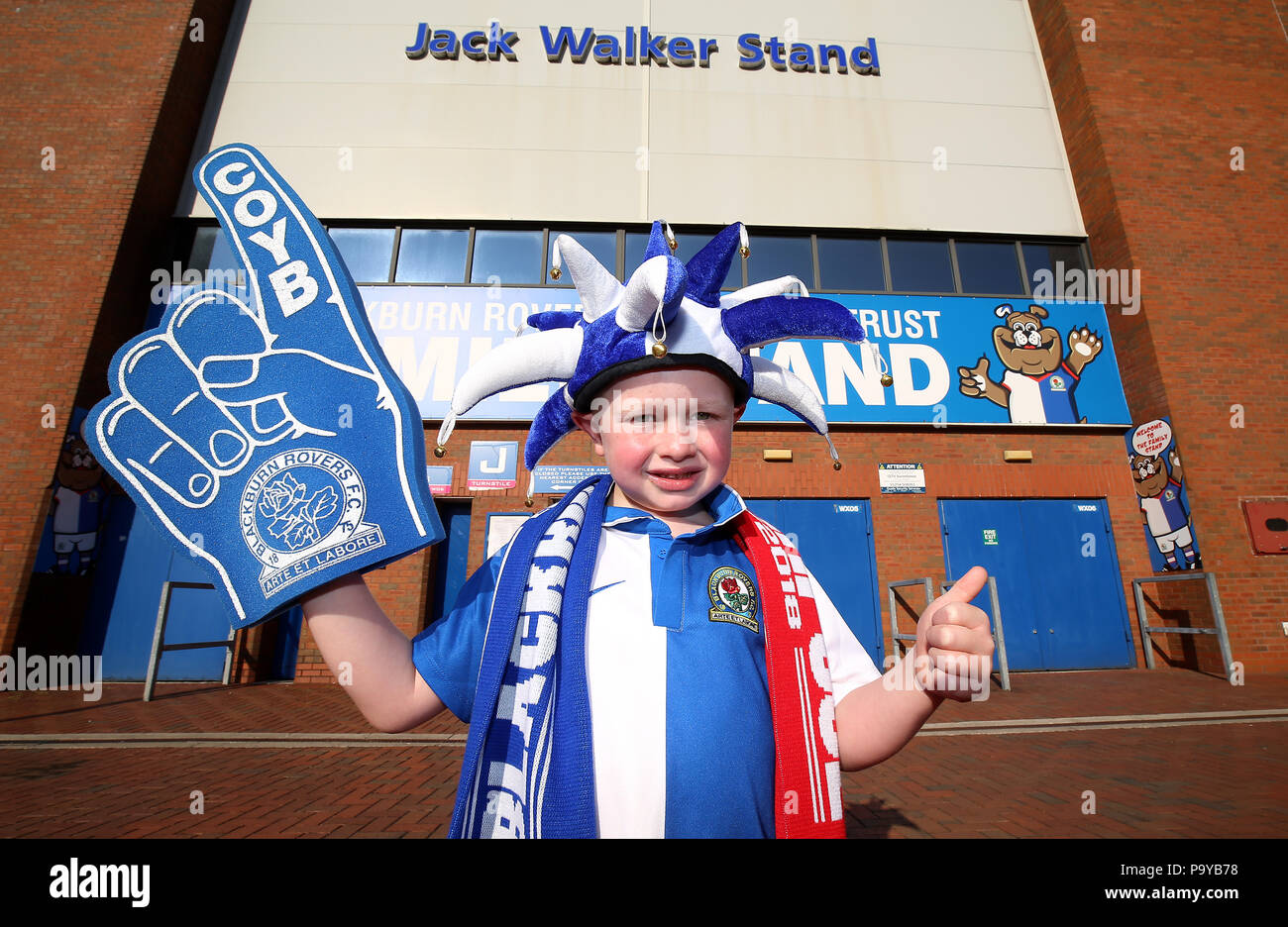 Blackburn Rovers fan Oliver Higson außerhalb Edwood Park vor einem vor Jahreszeit Freundschaftsspiel im Ewood Park, Blackburn. Stockfoto