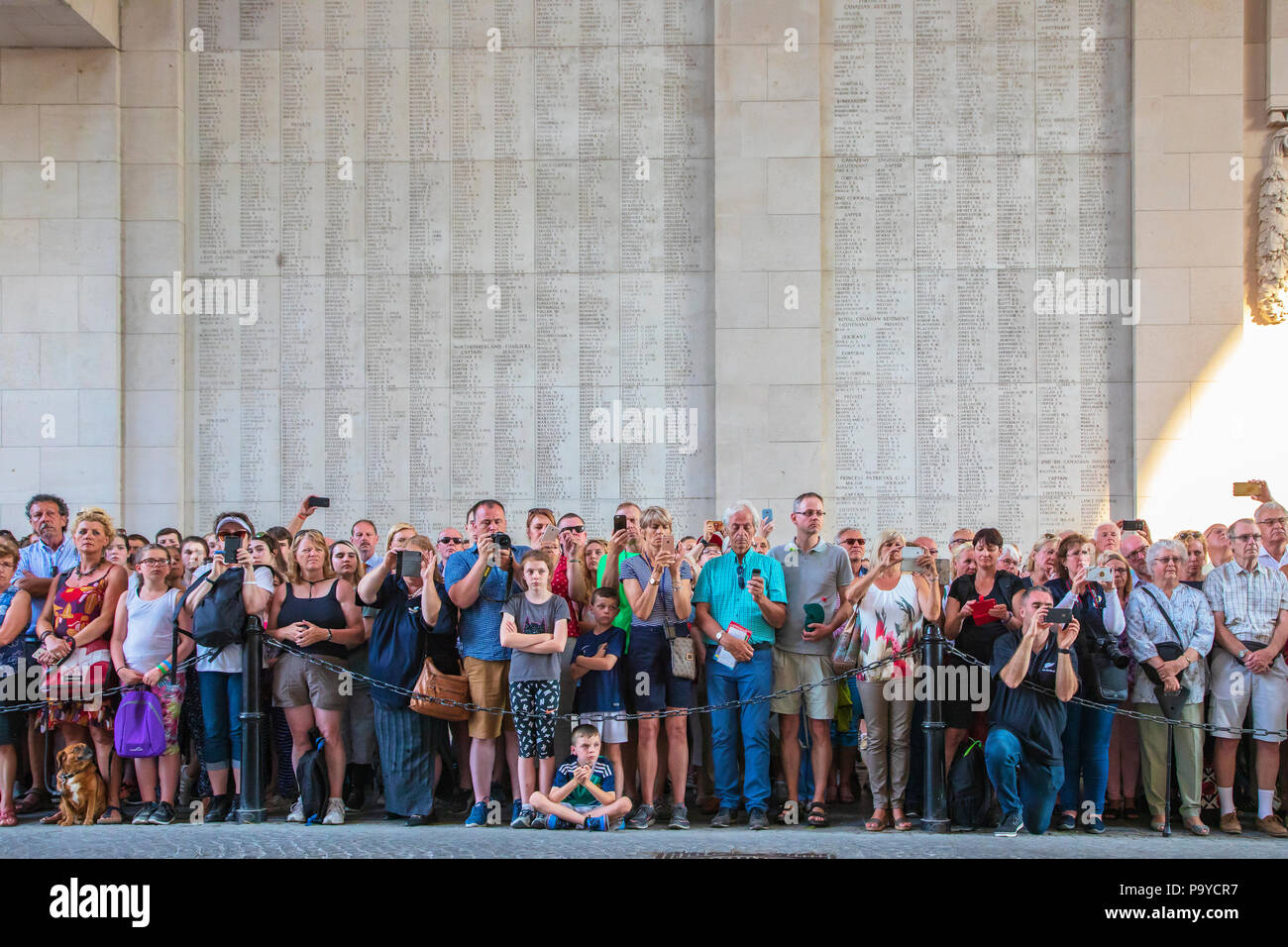Die Öffentlichkeit, in der Teilnahme an der nächtlichen Erinnerungsservice der Erinnerung am Menentor, Ypern, Belgien Stockfoto