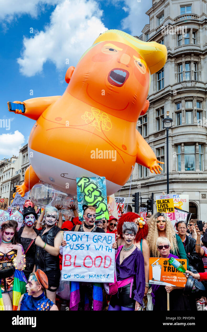 Anti Trump Demonstranten tragen eine 'Angry Baby' Aufblasbare Blimp mokiert sich der Präsident durch die Straßen von London, London, England Stockfoto