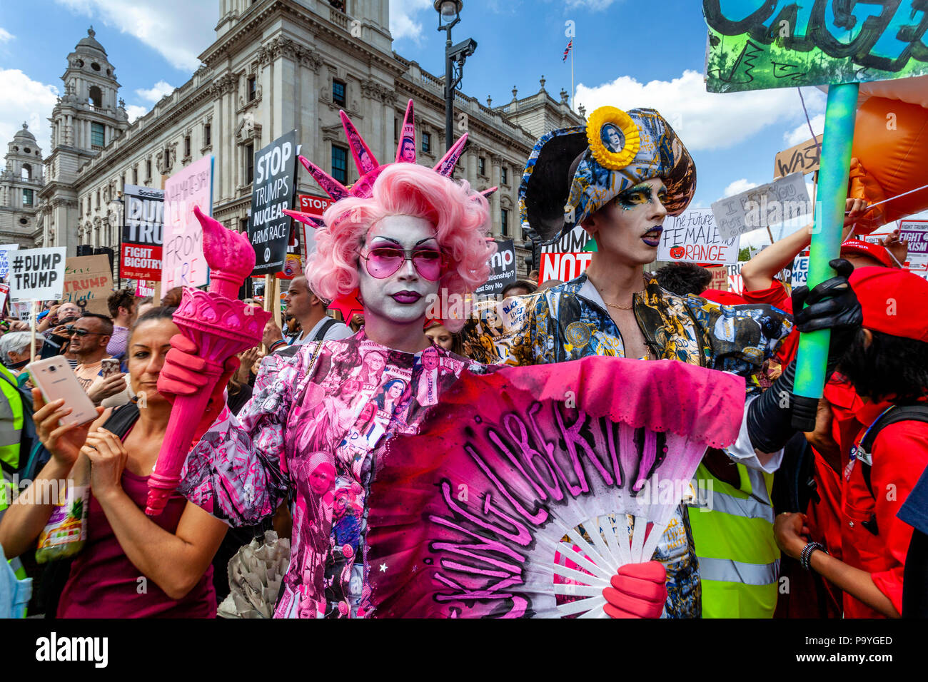 Anti Trump Demonstranten März hinunter Whitehall aus Protest gegen den Besuch von US-Präsident Donald Trump, London, England Stockfoto