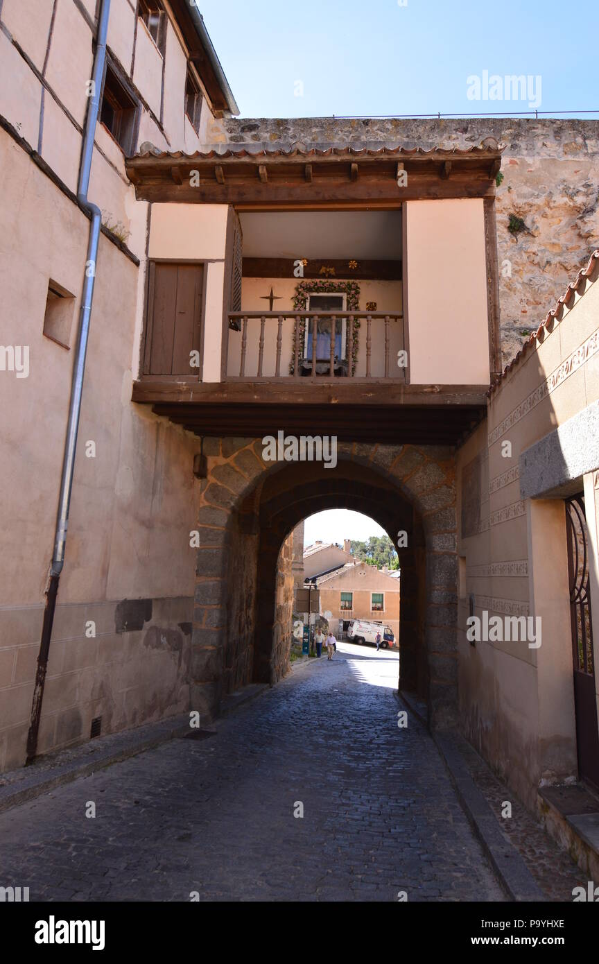 Schöne Eingang durch eine schmale Straße an der Stadtmauer von Segovia. Architektur Geschichte Reisen. Juni 18, 2018. Segovia Kastilien-León Spanien. Stockfoto