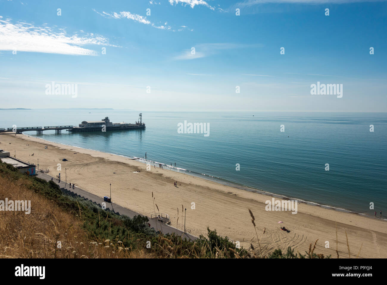 Blick auf den Strand von Bournemouth und Pier von der Klippe auf einem sonnigen Montag Morgen im Juli 2018, Bournemouth, Dorset, Großbritannien Stockfoto