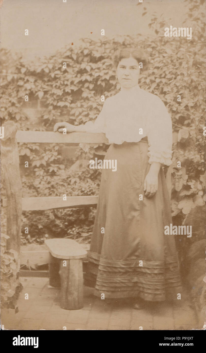 Vintage Foto einer Dame namens Lucy Walters Stand Neben einem Garten Stil Stockfoto