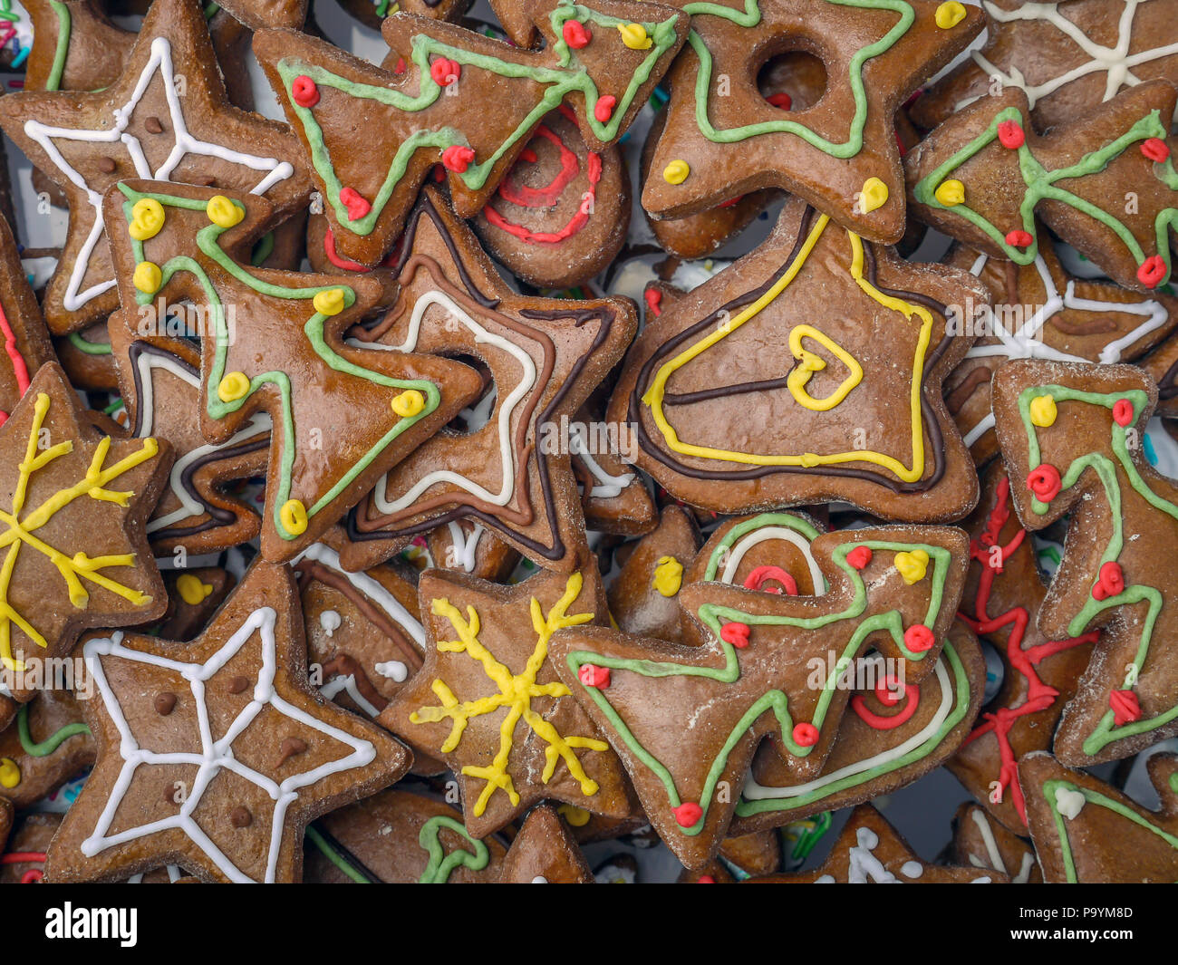 Stapel von saisonal geprägt Lebkuchen cookies Schuß von oben Stockfoto