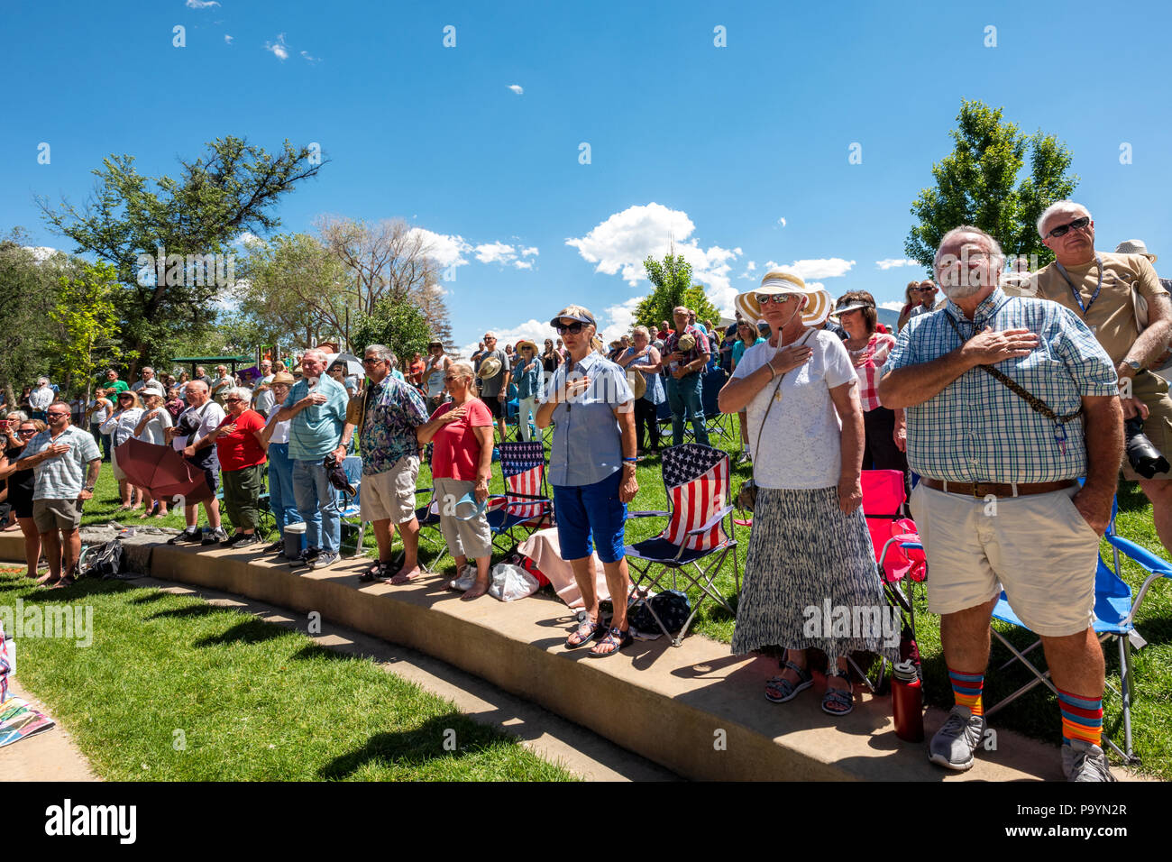 Menge steht für Nationalhymne; United States Air Force Brass Band spielt ein Viertel der Juli Konzert in der Riverside Park Band stehen, Salida, Colorado Stockfoto