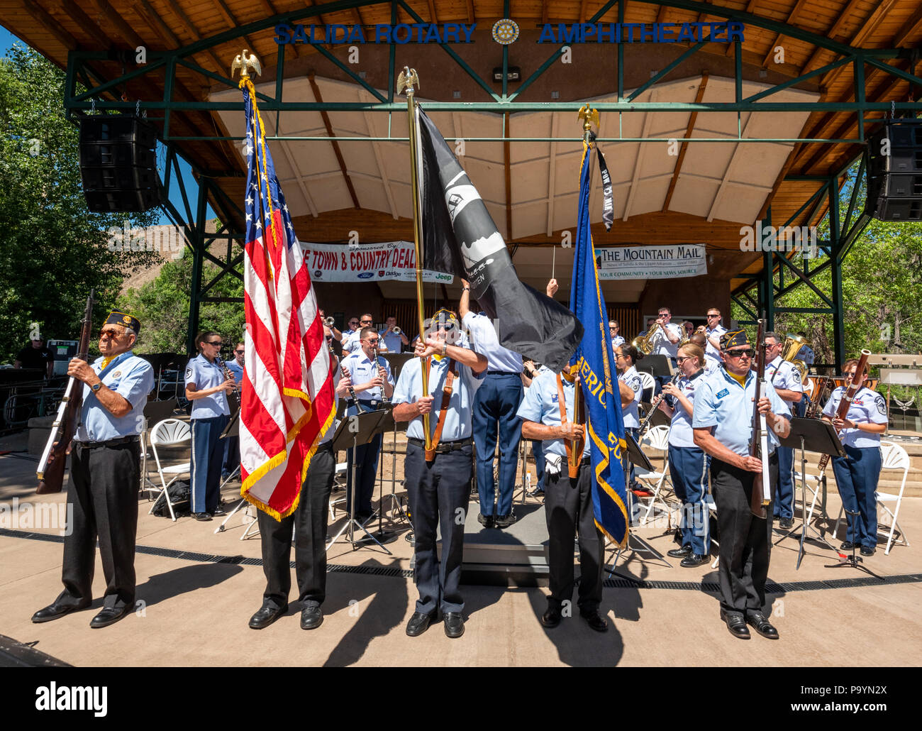 American Legion Flagge Guard; United States Air Force Brass Band spielt ein Viertel der Juli Konzert in der Riverside Park Band stehen, Salida, Colorado, USA Stockfoto