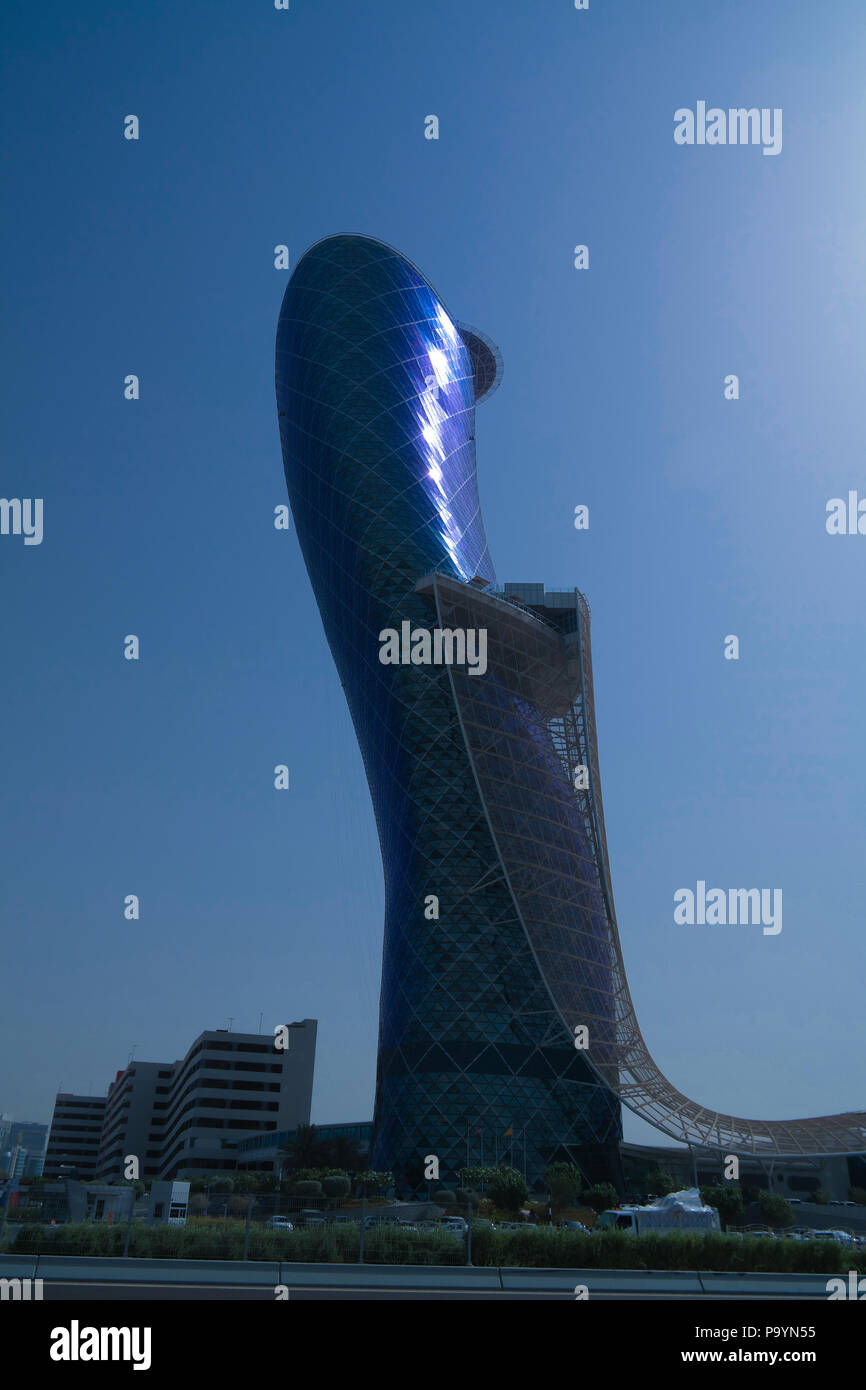 Wolkenkratzer in der Abu Dhabi City Centre - 02-05-2015 Abu-Dhabi, VAE Stockfoto