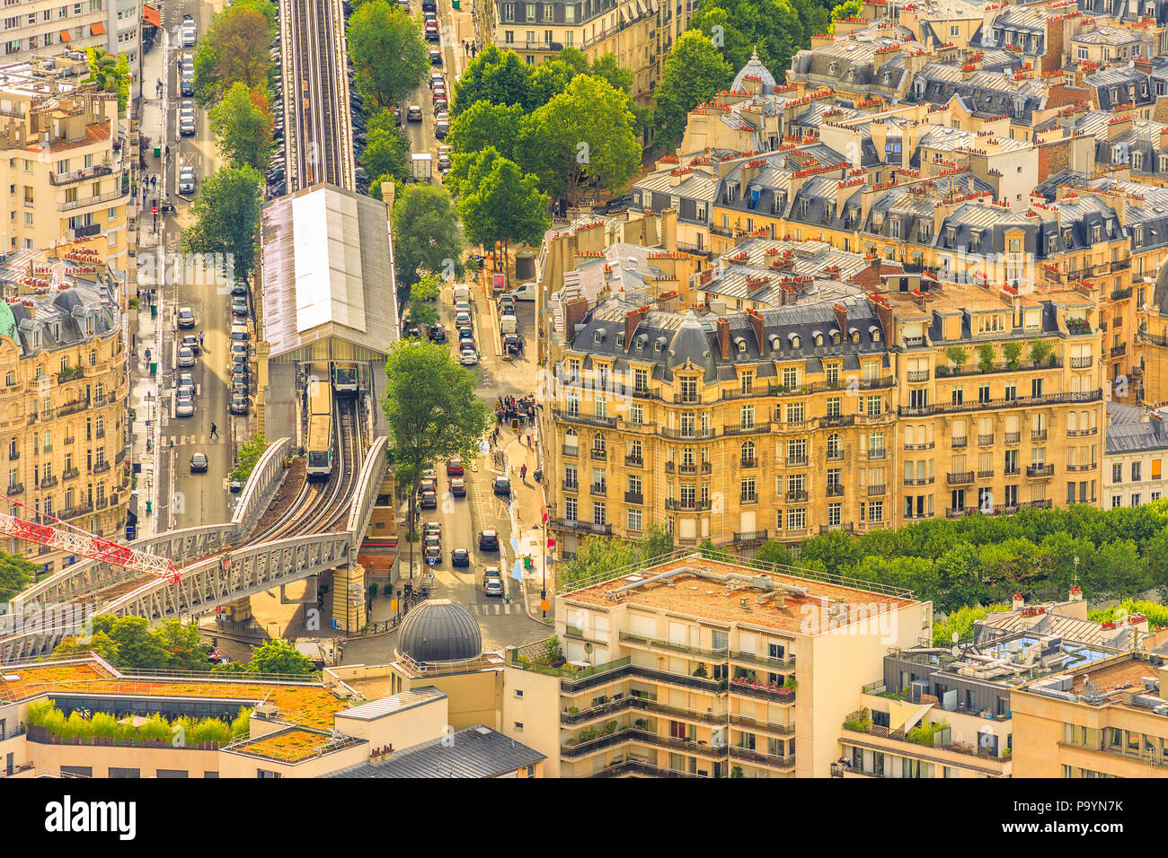 Zwei Züge treffen M6 Linie der Pariser Metro Station von Cambronne. Der Zug auf der rechten Seite geht an Charles de Gaulle Etoile und der Zug von links nach Nation. Luftaufnahme vom Observation Deck Tour Montparnasse Stockfoto