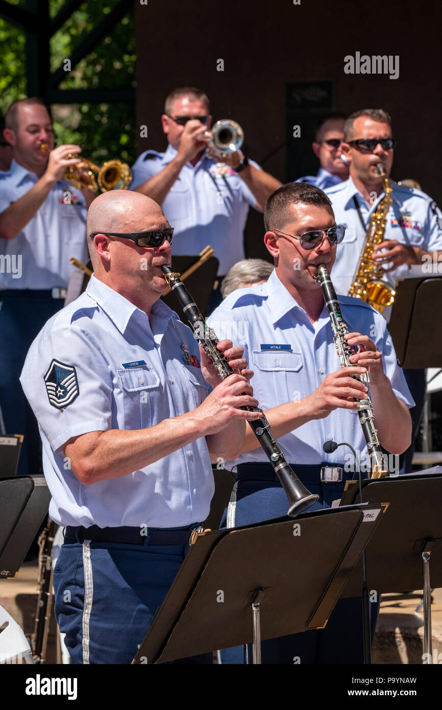 Männliche Klarinettisten; United States Air Force Brass Band spielt ein Viertel der Juli Konzert in der Riverside Park Band stehen, Salida, Colorado, USA Stockfoto