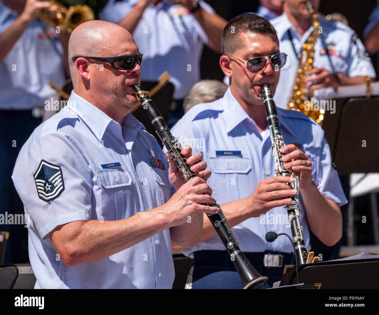 Männliche Klarinettisten; United States Air Force Brass Band spielt ein Viertel der Juli Konzert in der Riverside Park Band stehen, Salida, Colorado, USA Stockfoto