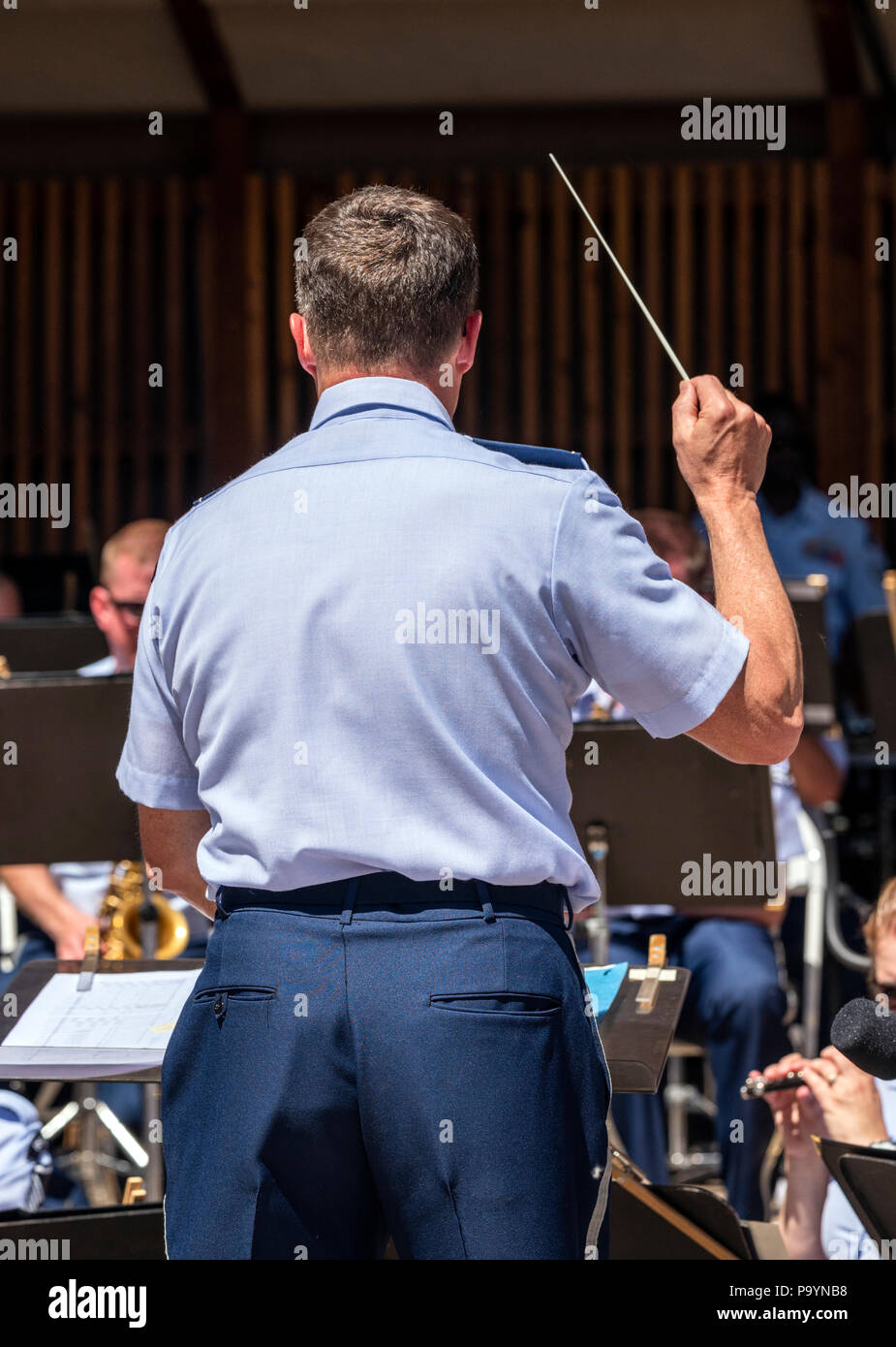 Dirigent; United States Air Force Brass Band spielt ein Viertel der Juli Konzert in der Riverside Park Band stehen, Salida, Colorado, USA Stockfoto