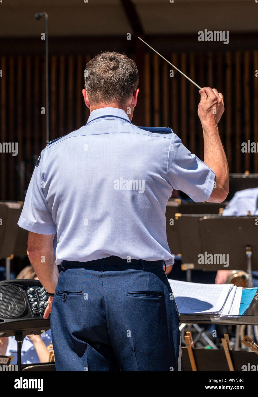 Dirigent; United States Air Force Brass Band spielt ein Viertel der Juli Konzert in der Riverside Park Band stehen, Salida, Colorado, USA Stockfoto