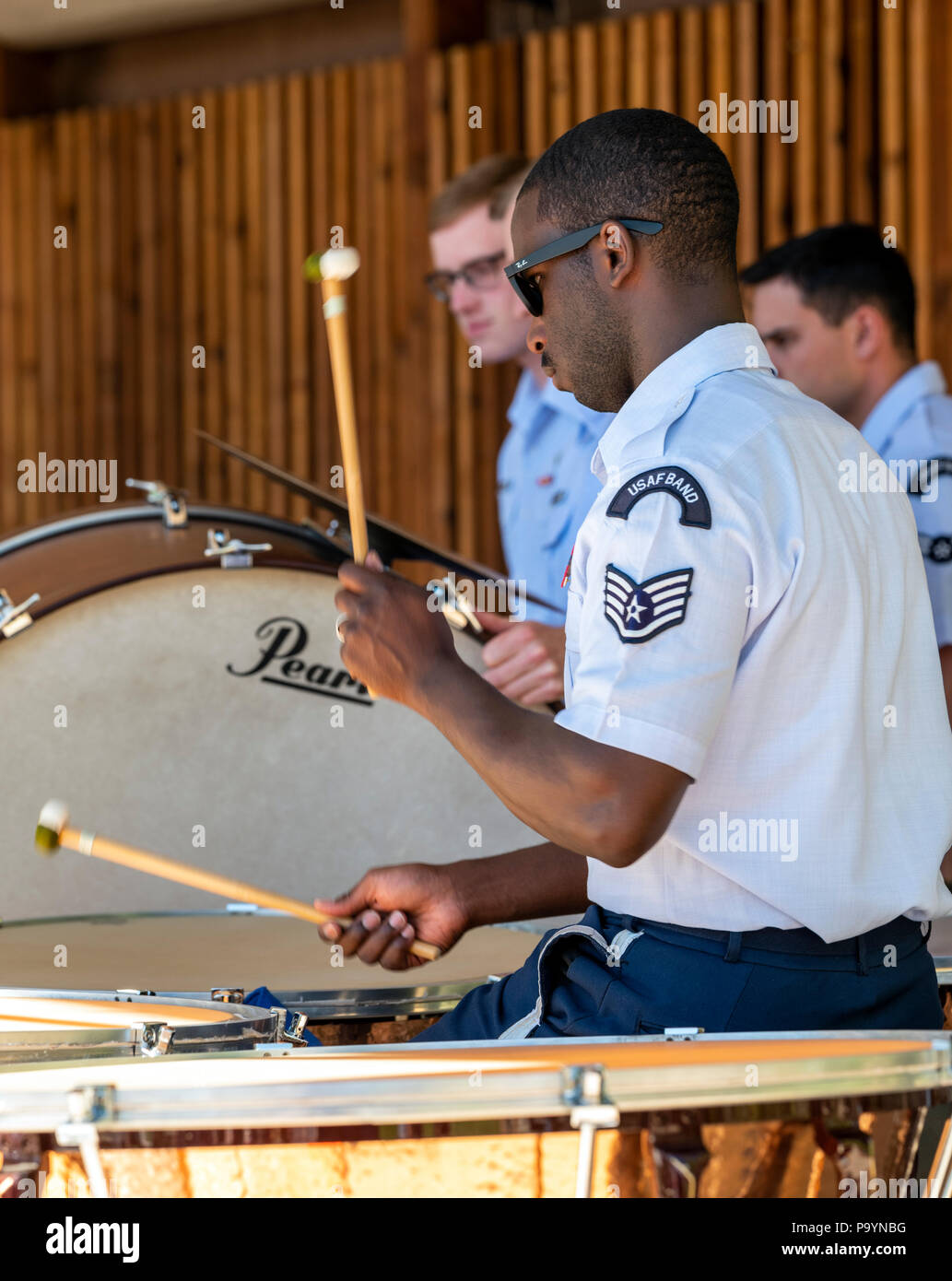 Schlagzeuger; United States Air Force Brass Band spielt ein Viertel der Juli Konzert in der Riverside Park Band stehen, Salida, Colorado, USA Stockfoto