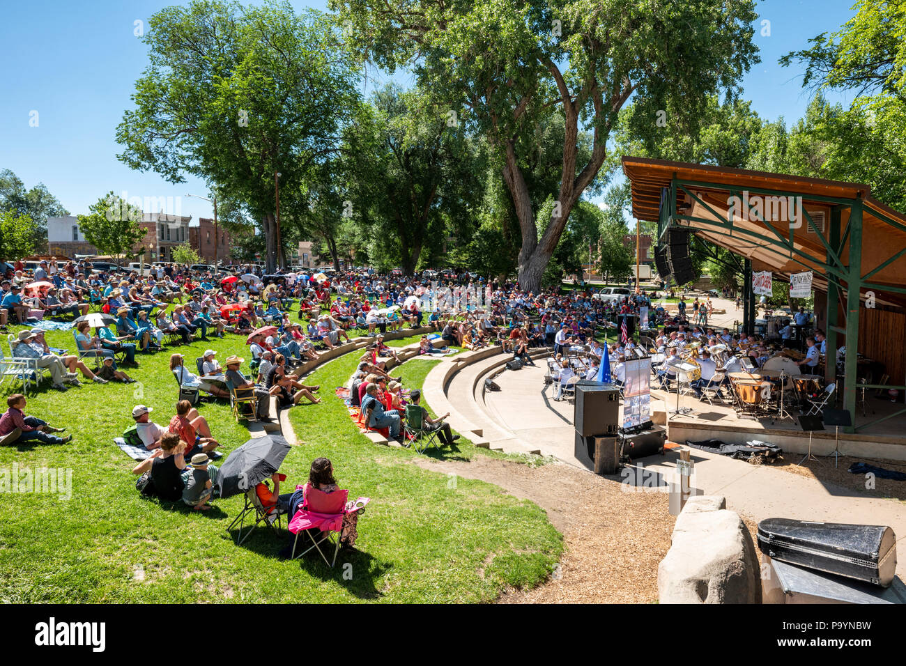 Publikum hört sich die United States Air Force Brass Band spielt ein Viertel der Juli Konzert in der Riverside Park Band stehen, Salida, Colorado, USA Stockfoto