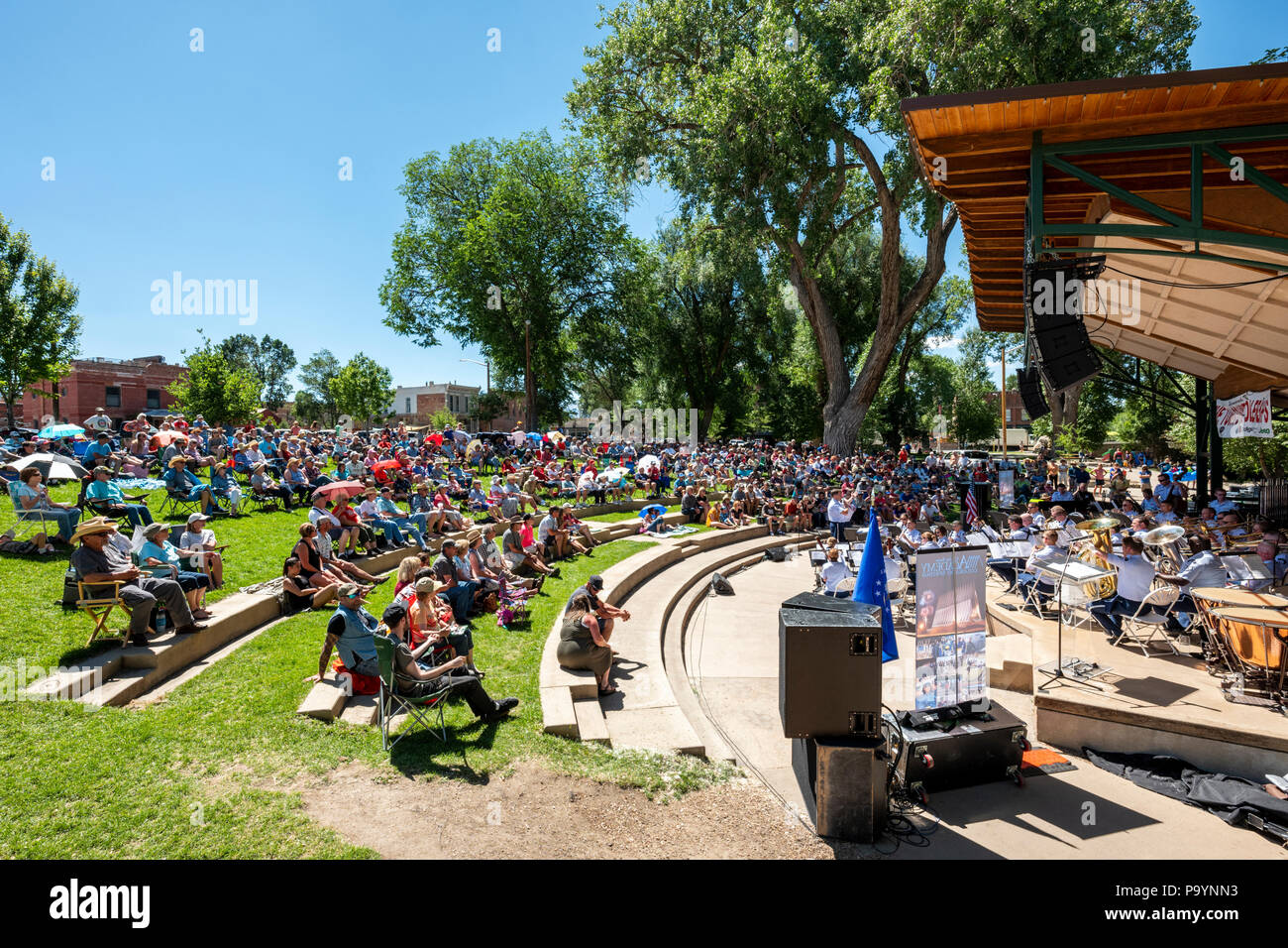 Publikum hört sich die United States Air Force Brass Band spielt ein Viertel der Juli Konzert in der Riverside Park Band stehen, Salida, Colorado, USA Stockfoto