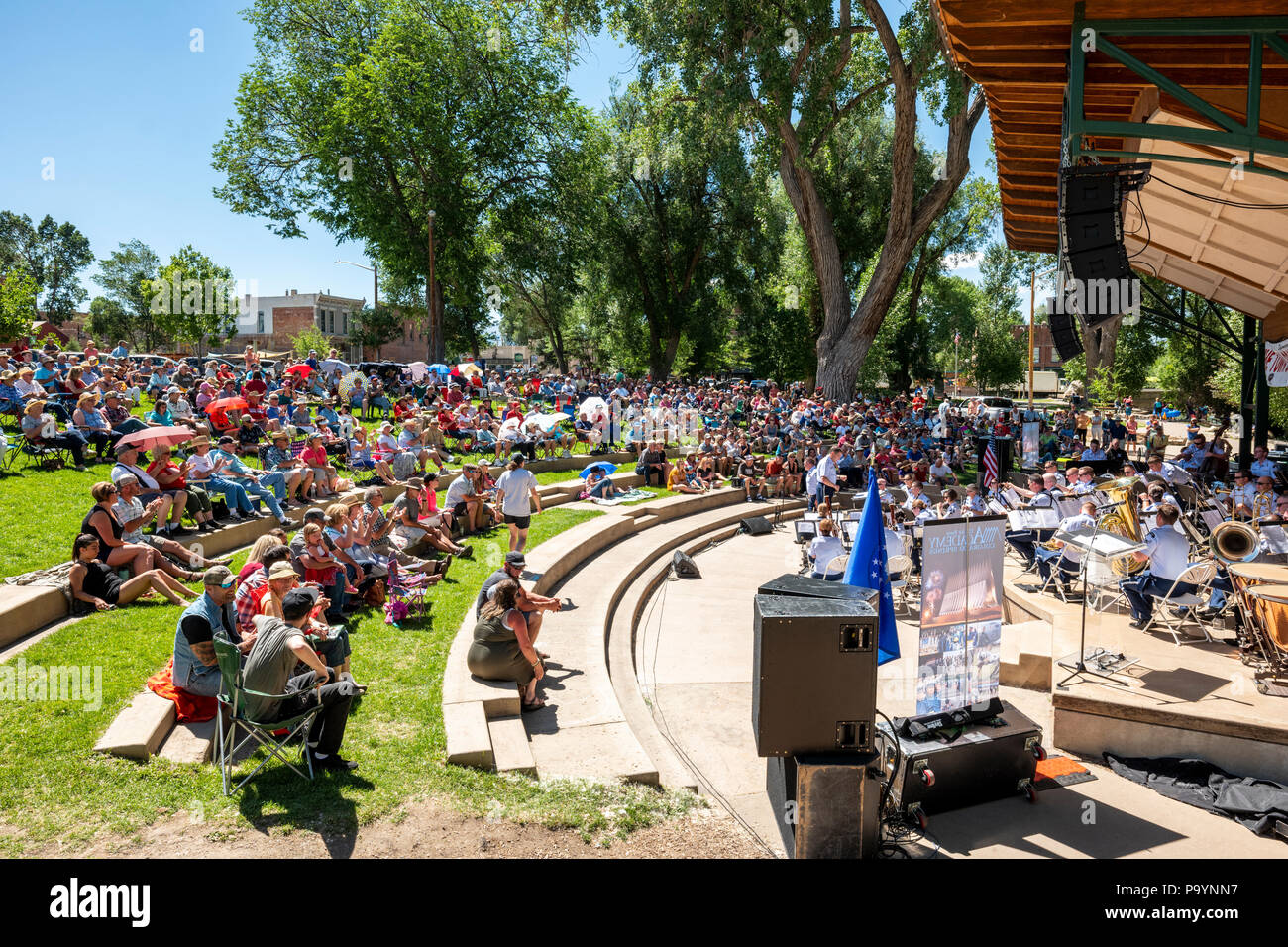 Publikum hört sich die United States Air Force Brass Band spielt ein Viertel der Juli Konzert in der Riverside Park Band stehen, Salida, Colorado, USA Stockfoto