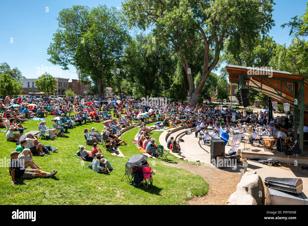 Publikum hört sich die United States Air Force Brass Band spielt ein Viertel der Juli Konzert in der Riverside Park Band stehen, Salida, Colorado, USA Stockfoto