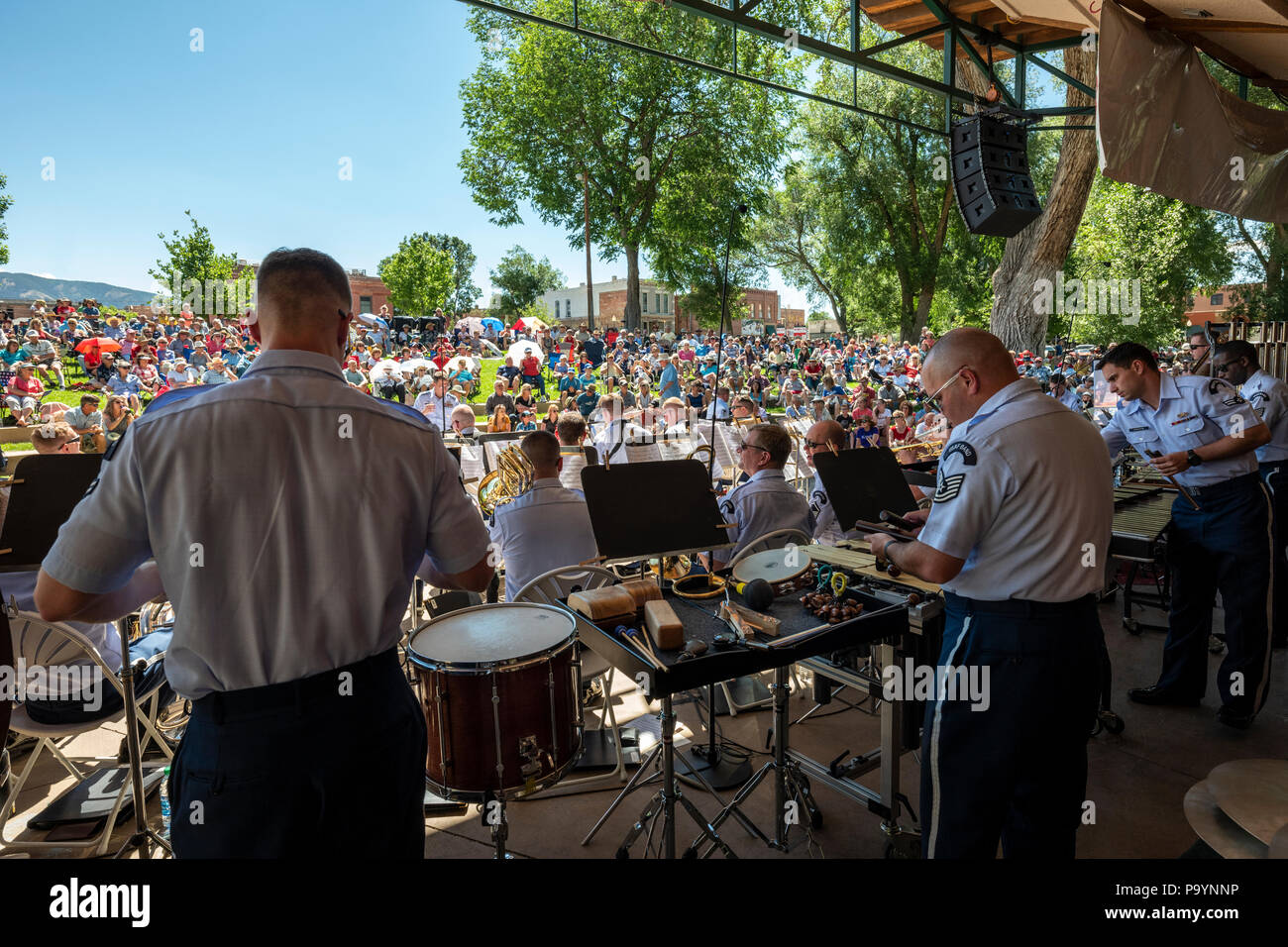 Stage-Ansicht der United States Air Force Brass Band spielen ein Viertel der Juli Konzert in der Riverside Park Band stehen, Salida, Colorado, USA Stockfoto