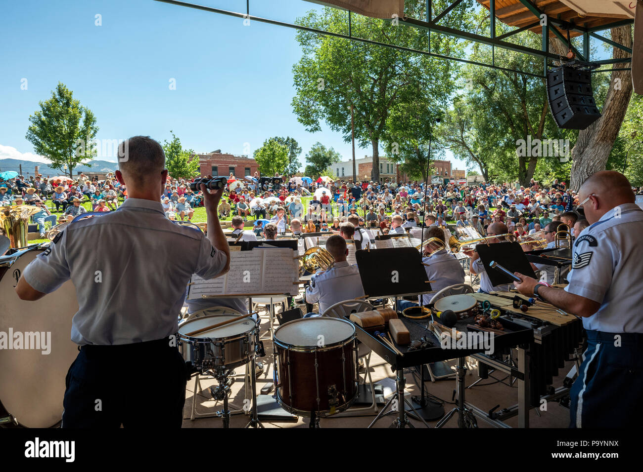 Stage-Ansicht der United States Air Force Brass Band spielen ein Viertel der Juli Konzert in der Riverside Park Band stehen, Salida, Colorado, USA Stockfoto