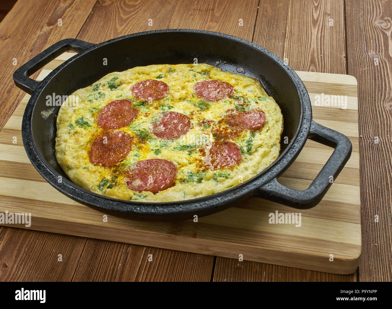 Pizza Frittata, verschiedenen Käsesorten in der frittata Base und oben mit einem leckeren Mozzarella und pepperoni Combo. Stockfoto