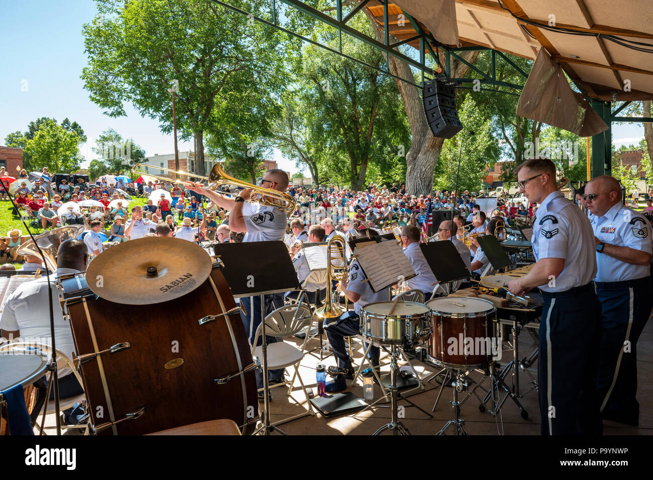 Stage-Ansicht der United States Air Force Brass Band spielen ein Viertel der Juli Konzert in der Riverside Park Band stehen, Salida, Colorado, USA Stockfoto