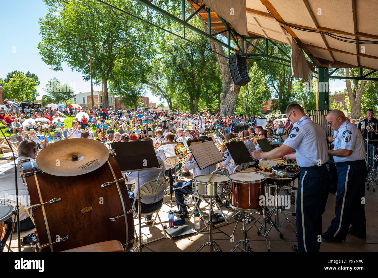 Stage-Ansicht der United States Air Force Brass Band spielen ein Viertel der Juli Konzert in der Riverside Park Band stehen, Salida, Colorado, USA Stockfoto