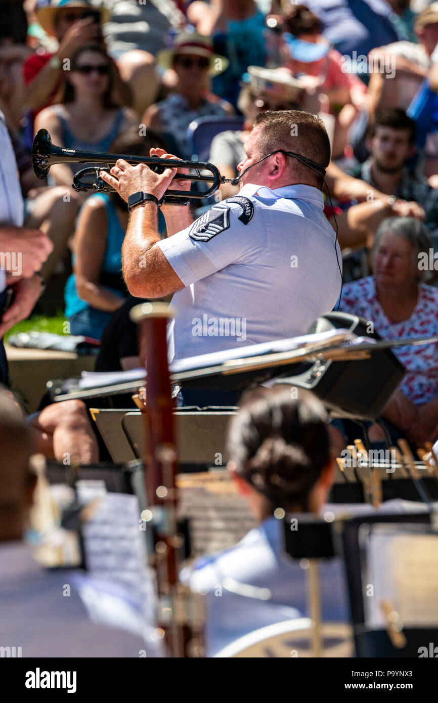 Trompeter; United States Air Force Brass Band spielt ein Viertel der Juli Konzert in der Riverside Park Band stehen, Salida, Colorado, USA Stockfoto