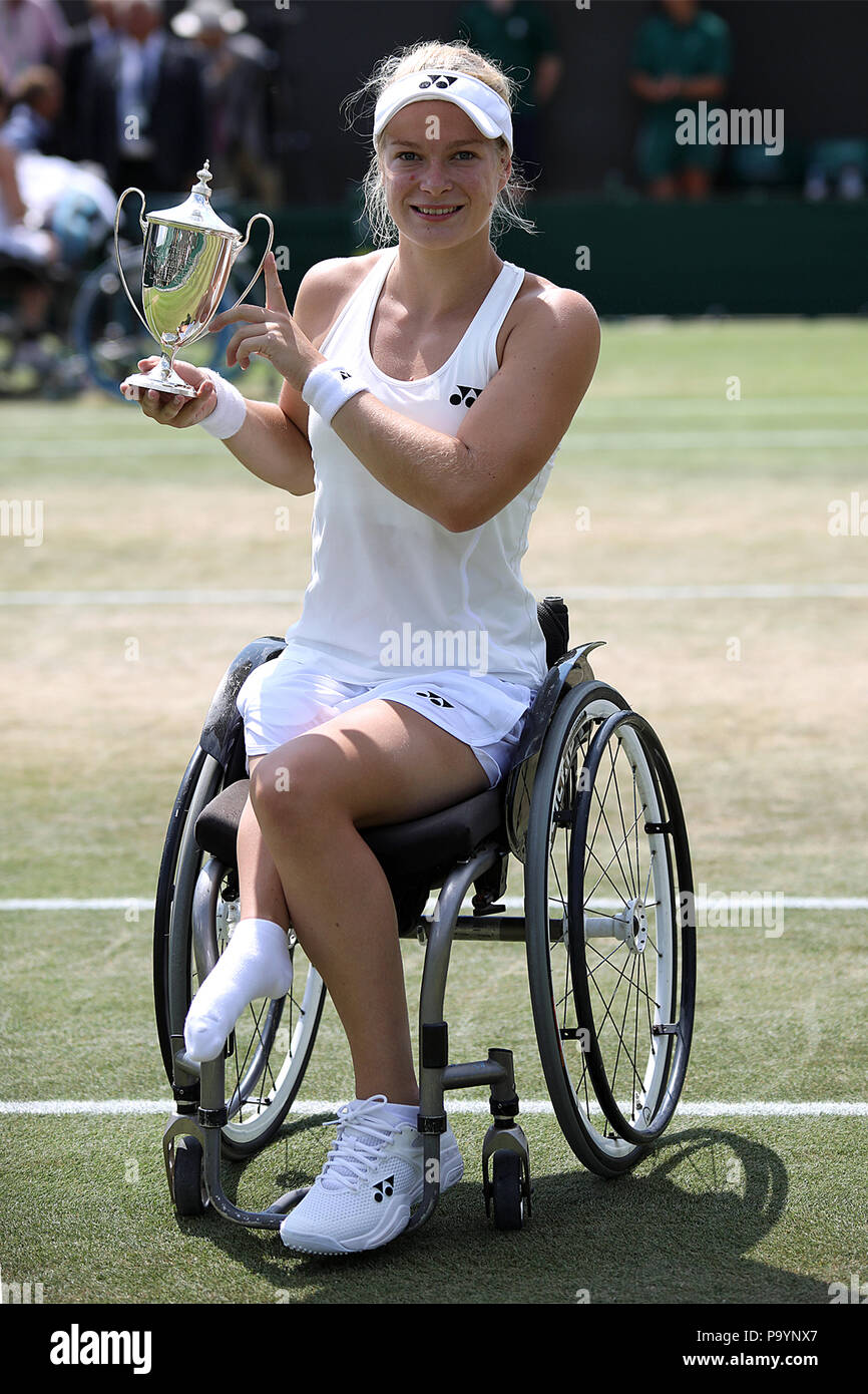 Diede De Groot der Niederlande (Bild) auf Ihrem Weg zum Sieg Tennis der Frauen singles Final v Aniek Van Koot der Niederlande in den Rollstuhl Wettbewerb in Wimbledon 2018. Diede De Groot gewann 6-3 6-2. Stockfoto
