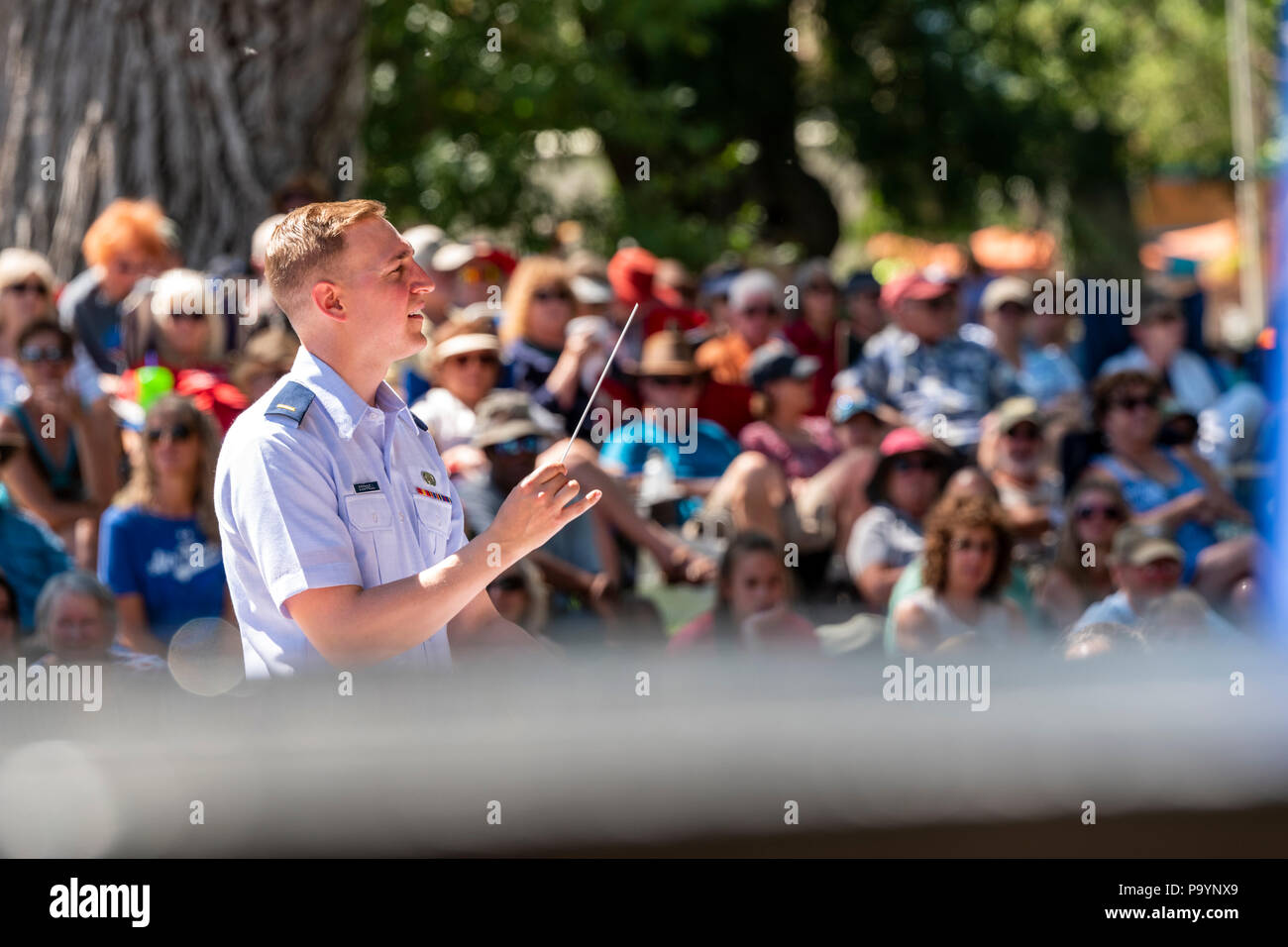 Dirigent, United States Air Force Brass Band spielt ein Viertel der Juli Konzert in der Riverside Park Band stehen, Salida, Colorado, USA Stockfoto