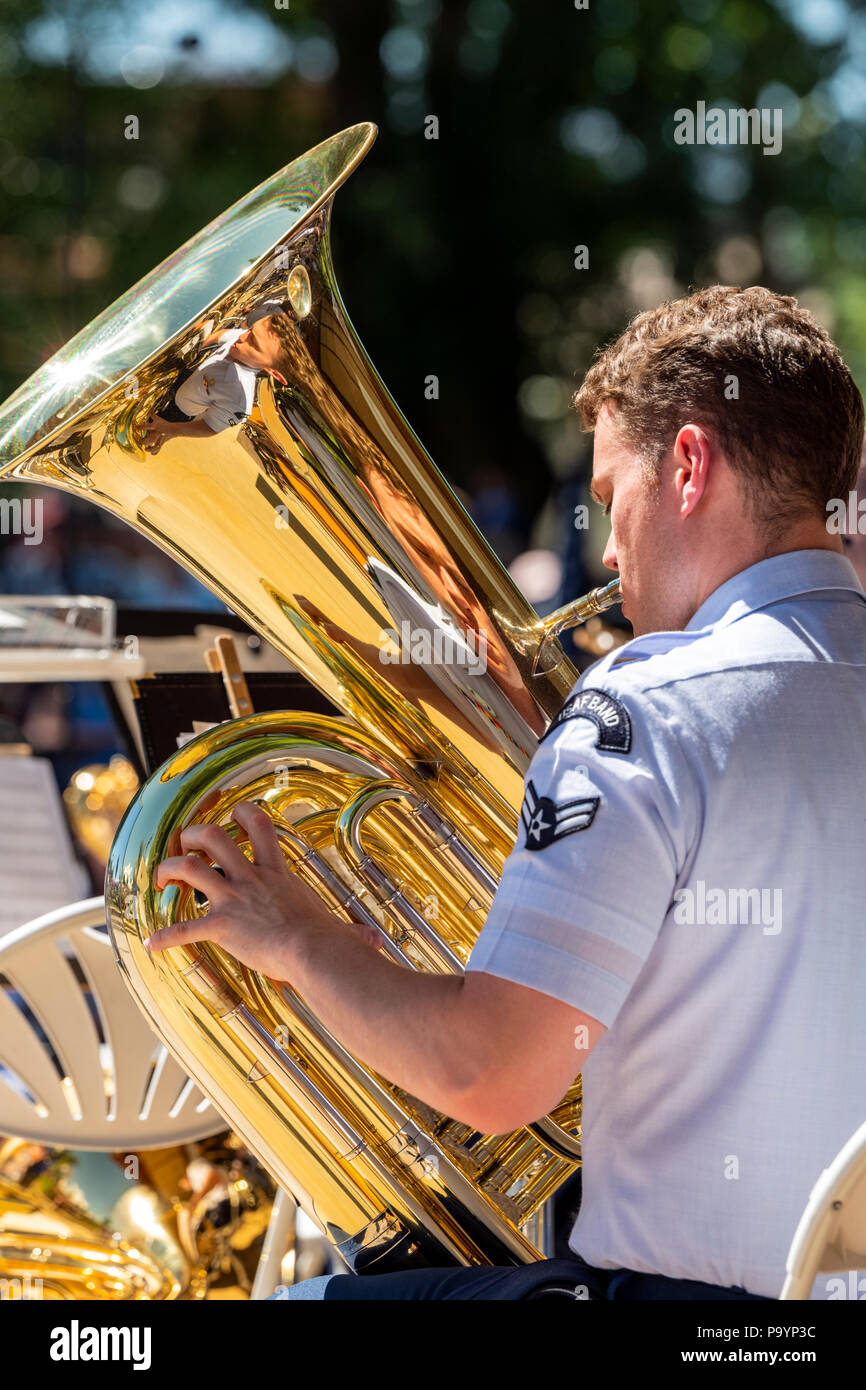 Tuba Spieler; United States Air Force Brass Band spielt ein Viertel der Juli Konzert in der Riverside Park Band stehen, Salida, Colorado, USA Stockfoto