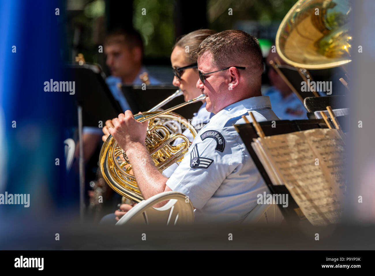 Horn Spieler; United States Air Force Brass Band spielt ein Viertel der Juli Konzert in der Riverside Park Band stehen, Salida, Colorado, USA Stockfoto