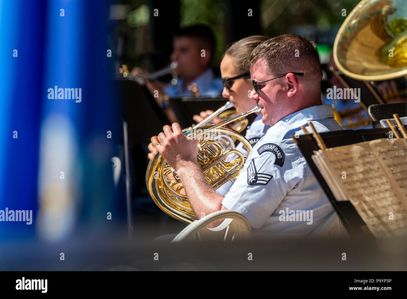 Horn Spieler; United States Air Force Brass Band spielt ein Viertel der Juli Konzert in der Riverside Park Band stehen, Salida, Colorado, USA Stockfoto