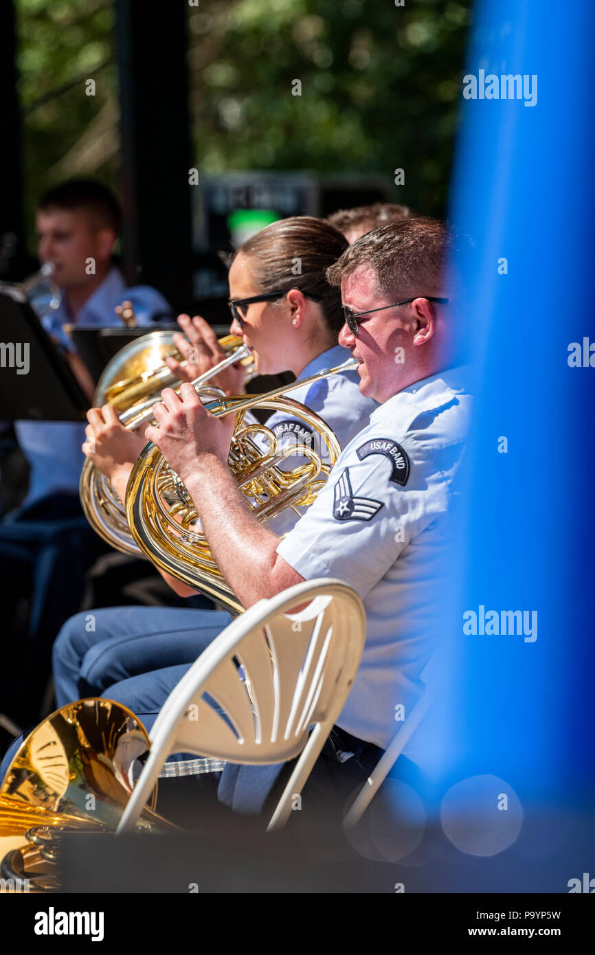 Horn Spieler; United States Air Force Brass Band spielt ein Viertel der Juli Konzert in der Riverside Park Band stehen, Salida, Colorado, USA Stockfoto