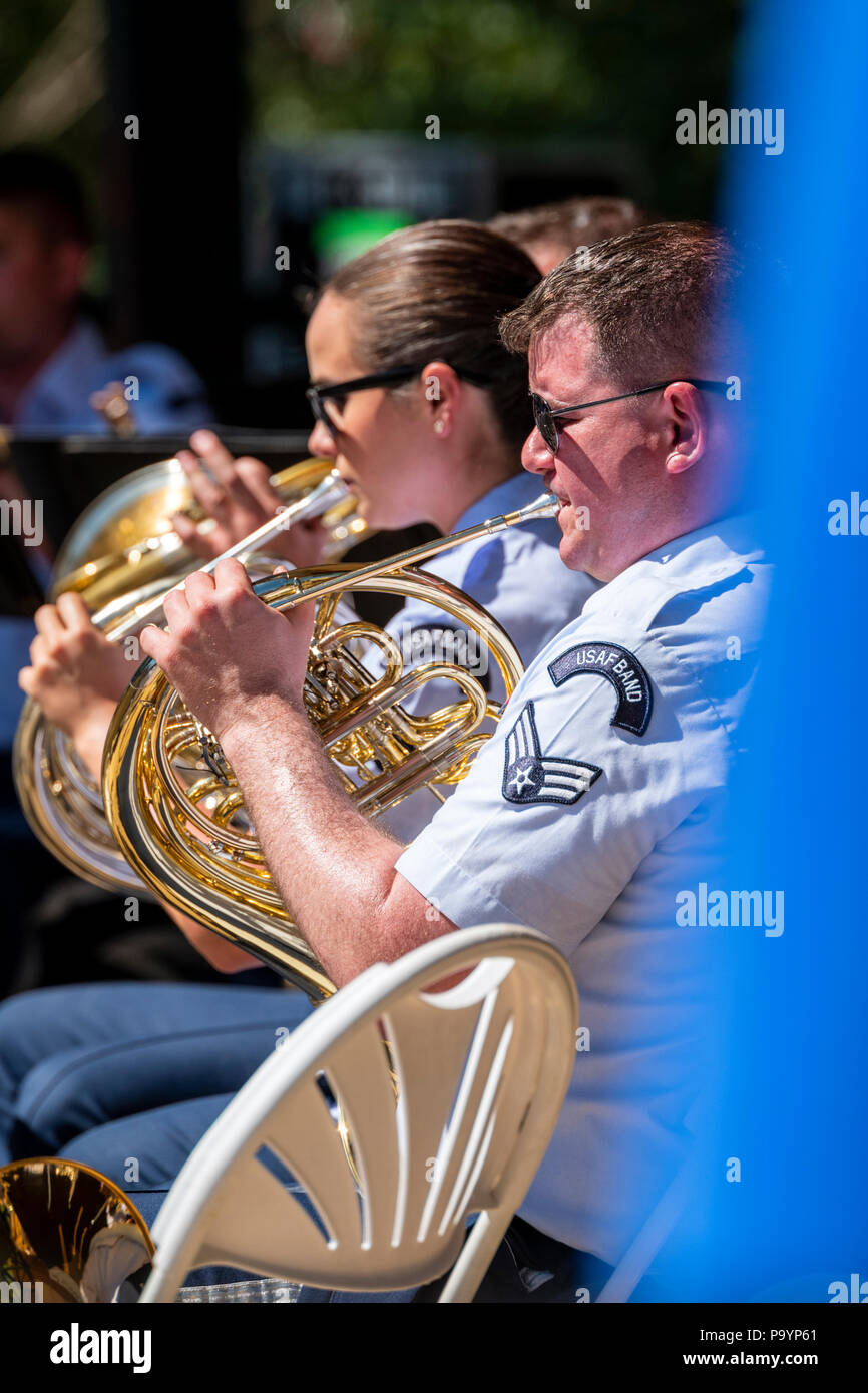Horn Spieler; United States Air Force Brass Band spielt ein Viertel der Juli Konzert in der Riverside Park Band stehen, Salida, Colorado, USA Stockfoto